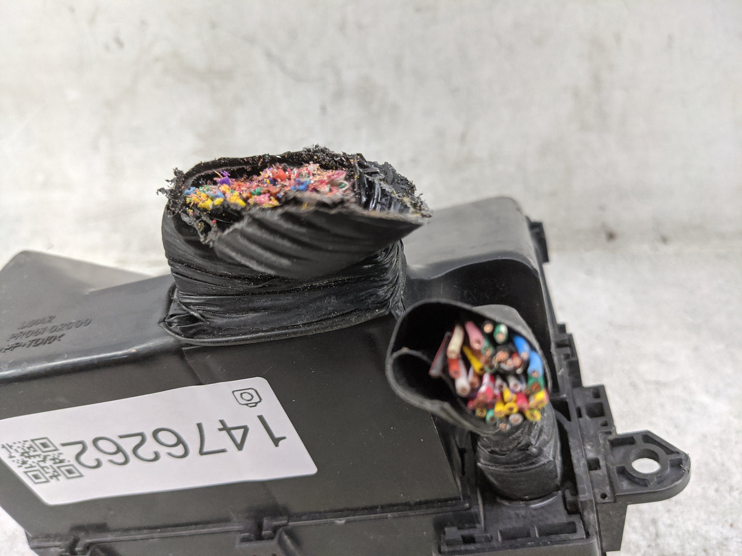 2011-2013 Mitsubishi Outlander Fusebox Fuse Box Panel Relay Module P/N:PR061-01000 Fits Fits 2011 2012 2013 OEM Used Auto Pa