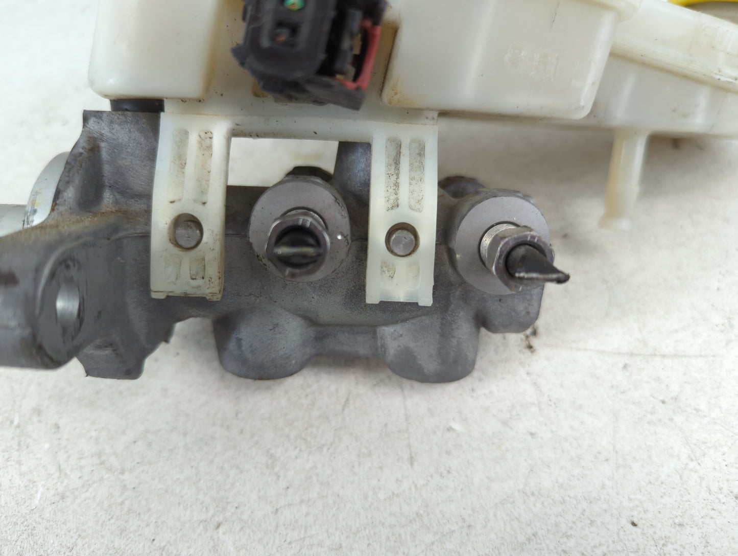 2011-2014 Chrysler 200 Brake Master Cylinder - Oemusedautoparts1.com