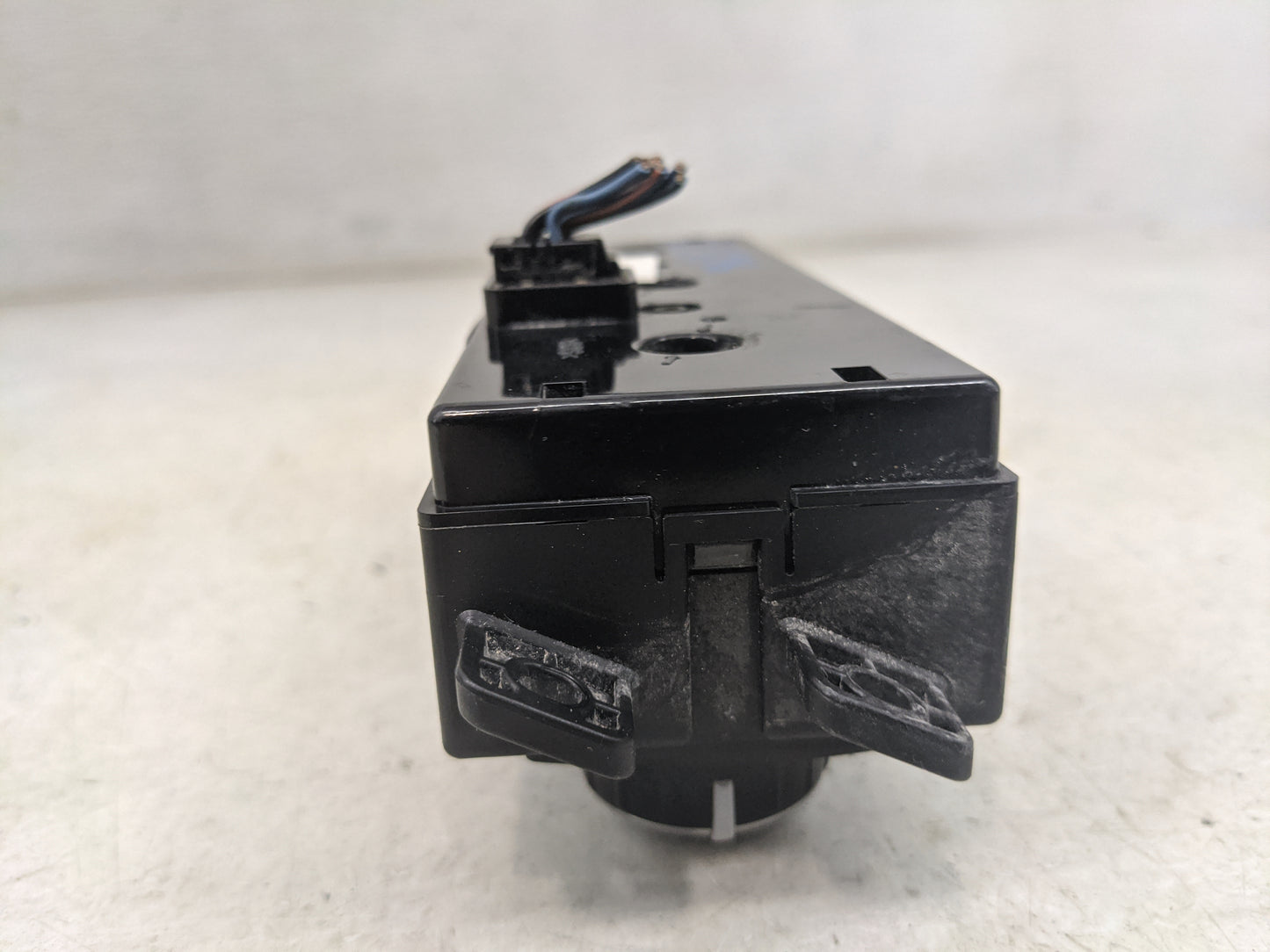 2013 Chrysler Town and Country Climate Control Module Temperature AC/Heater Replacement Fits OEM Used Auto Parts - Oemusedau