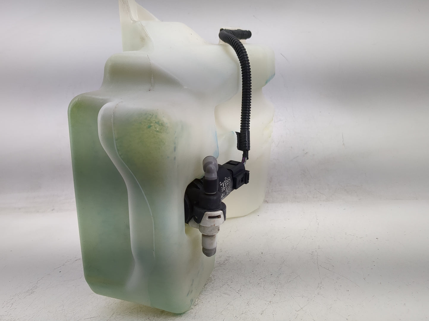 2013-2014 Ford Escape Windshield Washer Fluid Reservoir Bottle Oem - Oemusedautoparts1.com