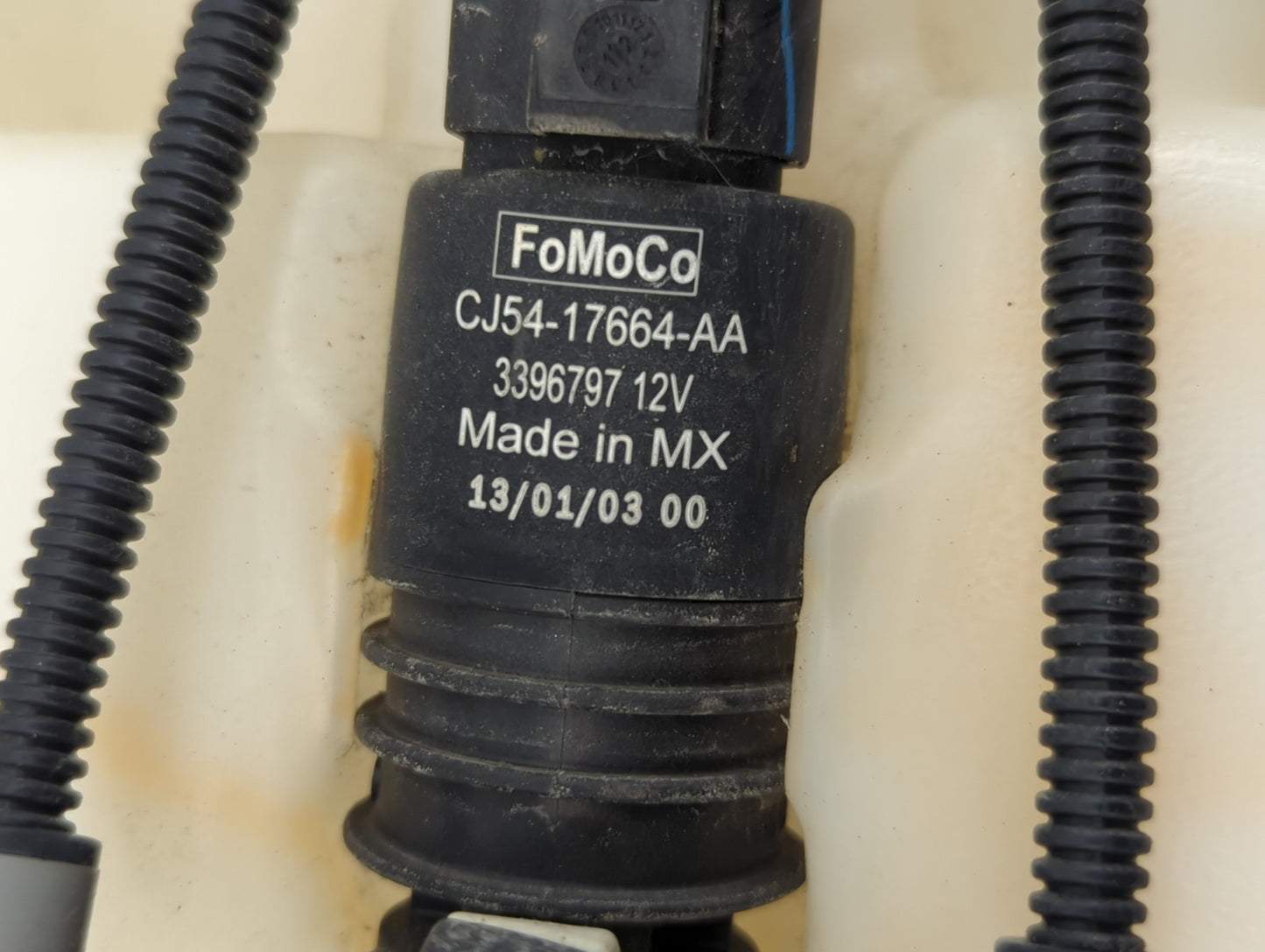 2013-2014 Ford Escape Windshield Washer Fluid Reservoir Bottle Oem - Oemusedautoparts1.com