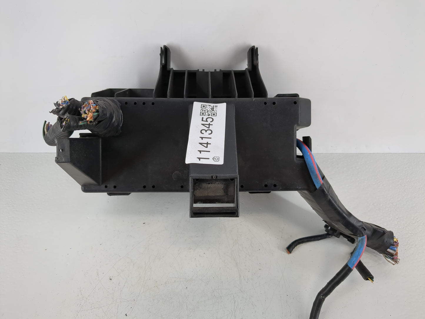 2013 Ford Explorer Fusebox Fuse Box Panel Relay Module P/N:BT4T-14A003-AA Fits OEM Used Auto Parts - Oemusedautoparts1.com