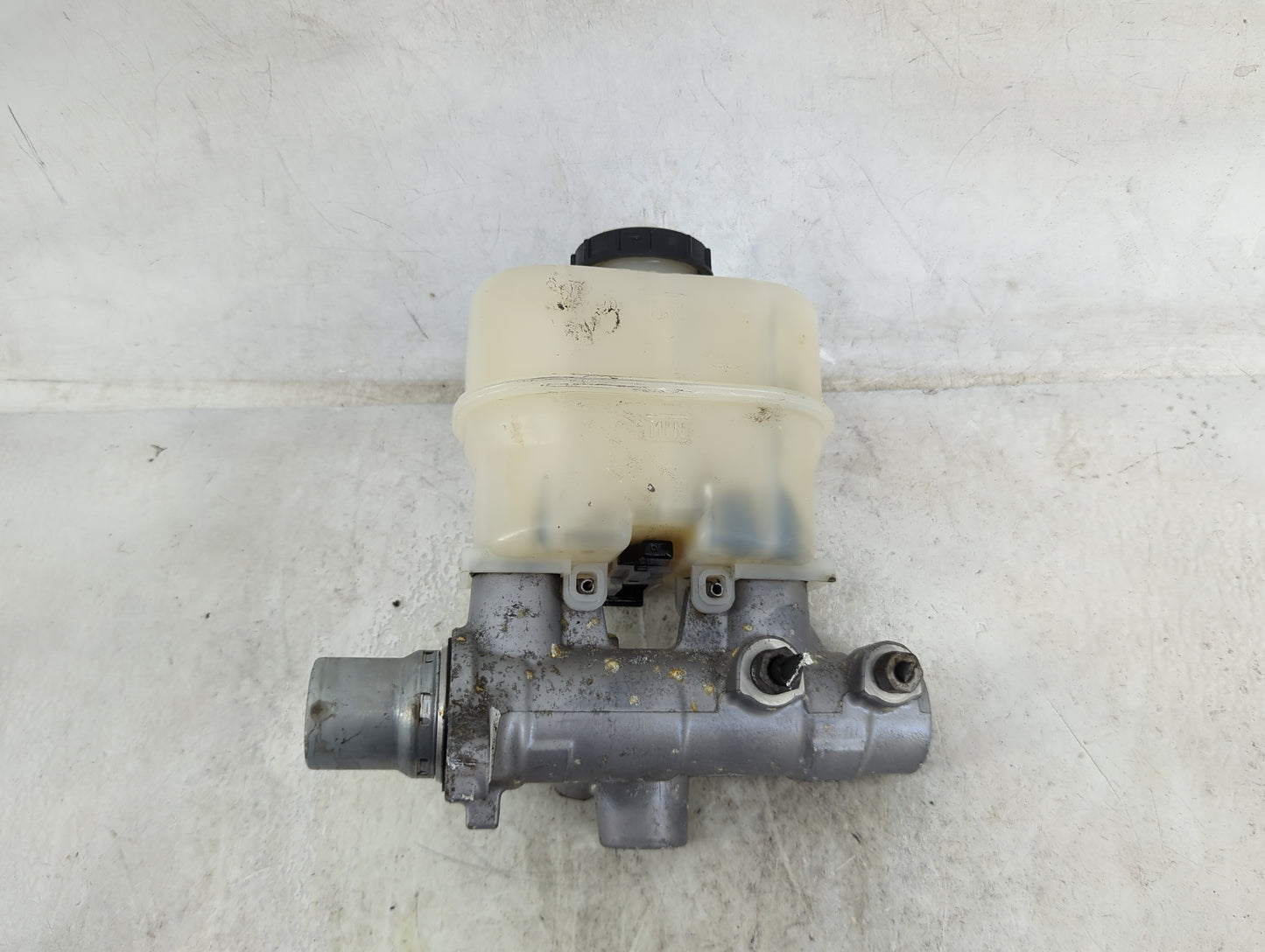 Ford F150 Brake Master Cylinder 1490572 - Oemusedautoparts1.com