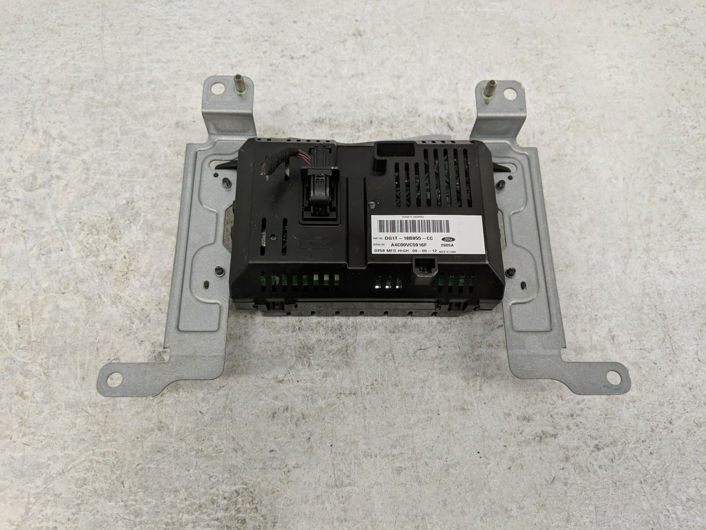 2013-2014 Ford Taurus Radio AM FM Cd Player Receiver Replacement P/N:DG1T-18B955-CC Fits Fits 2013 2014 OEM Used Auto Parts