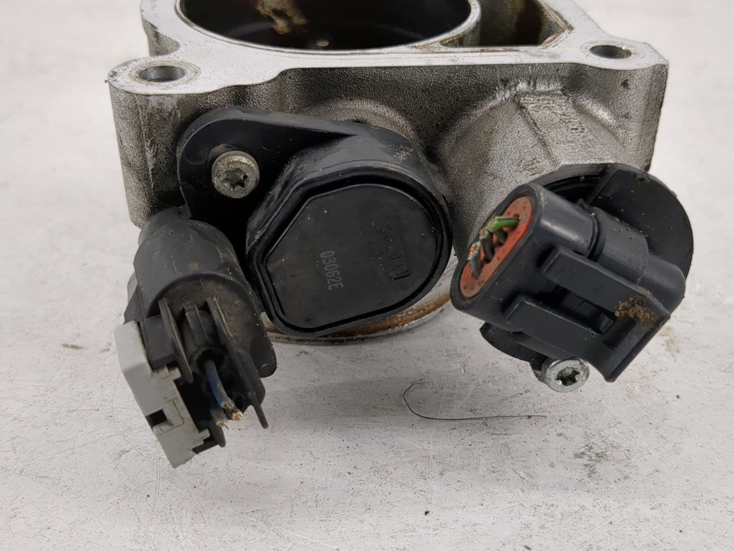 2013 Hyundai Santa Fe Throttle Body Fits Fits 2011 2012 2014 2015 2016 OEM Used Auto Parts - Oemusedautoparts1.com