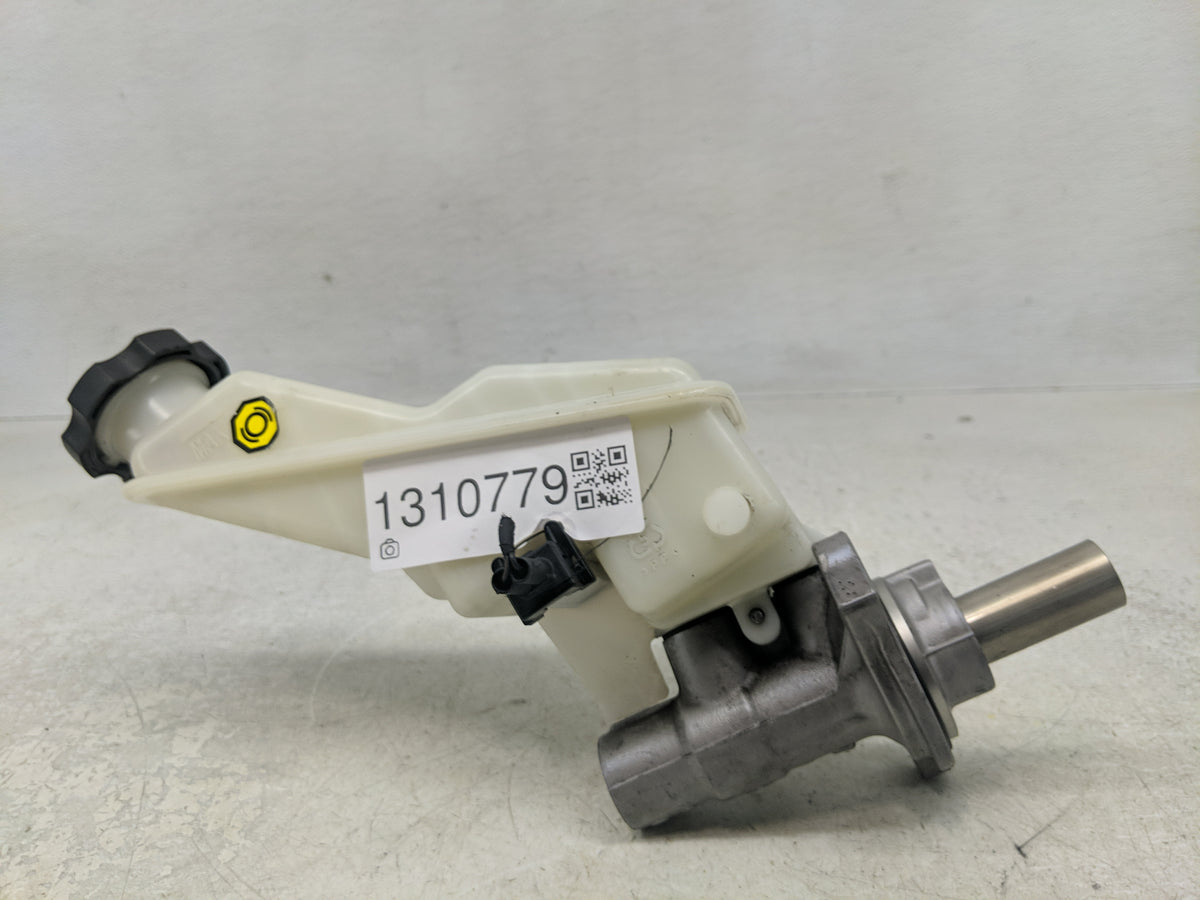 2013-2019 Hyundai Santa Fe Brake Master Cylinder 1310779 - Oemusedautoparts1.com