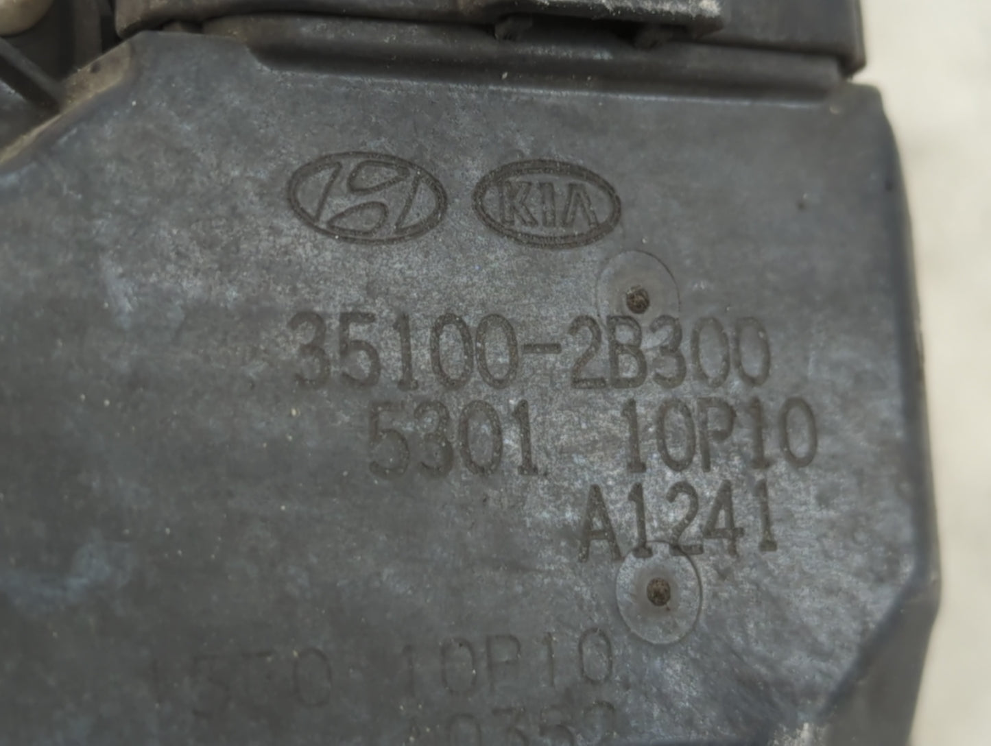 2012-2017 Hyundai Veloster Throttle Body P/N:35100-2B300 Fits Fits 2012 2013 2014 2015 2016 2017 2018 2019 OEM Used Auto Par
