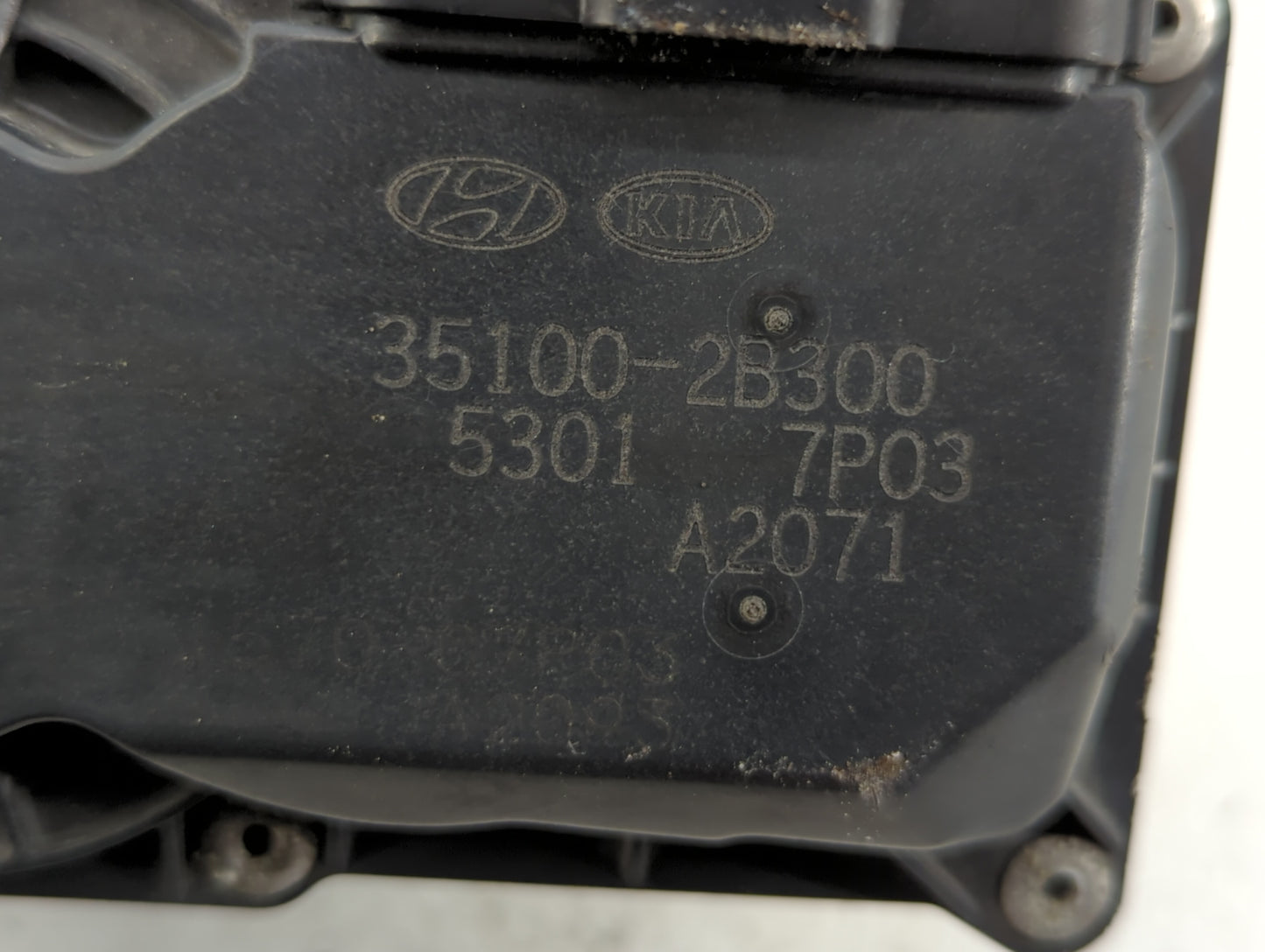 2012-2019 Kia Soul Throttle Body P/N:35100-2B300 Fits Fits 2012 2013 2014 2015 2016 2017 2018 2019 OEM Used Auto Parts - Oem