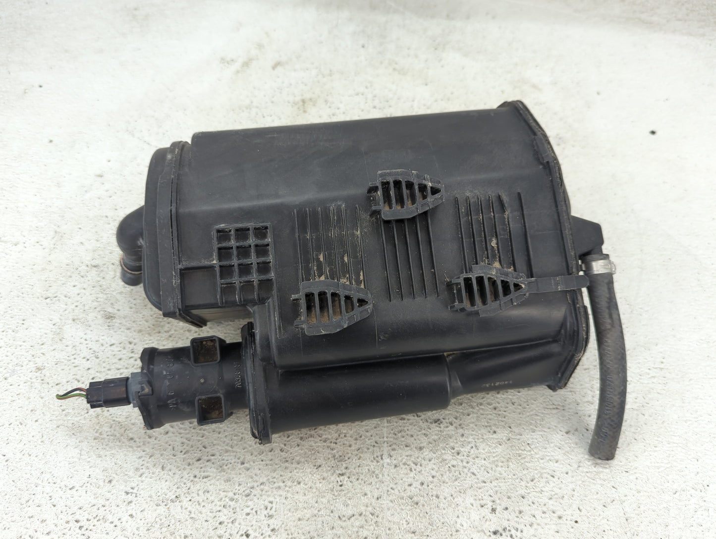 2013 Mercedes-benz C300 Fuel Vapor Charcoal Canister - Oemusedautoparts1.com