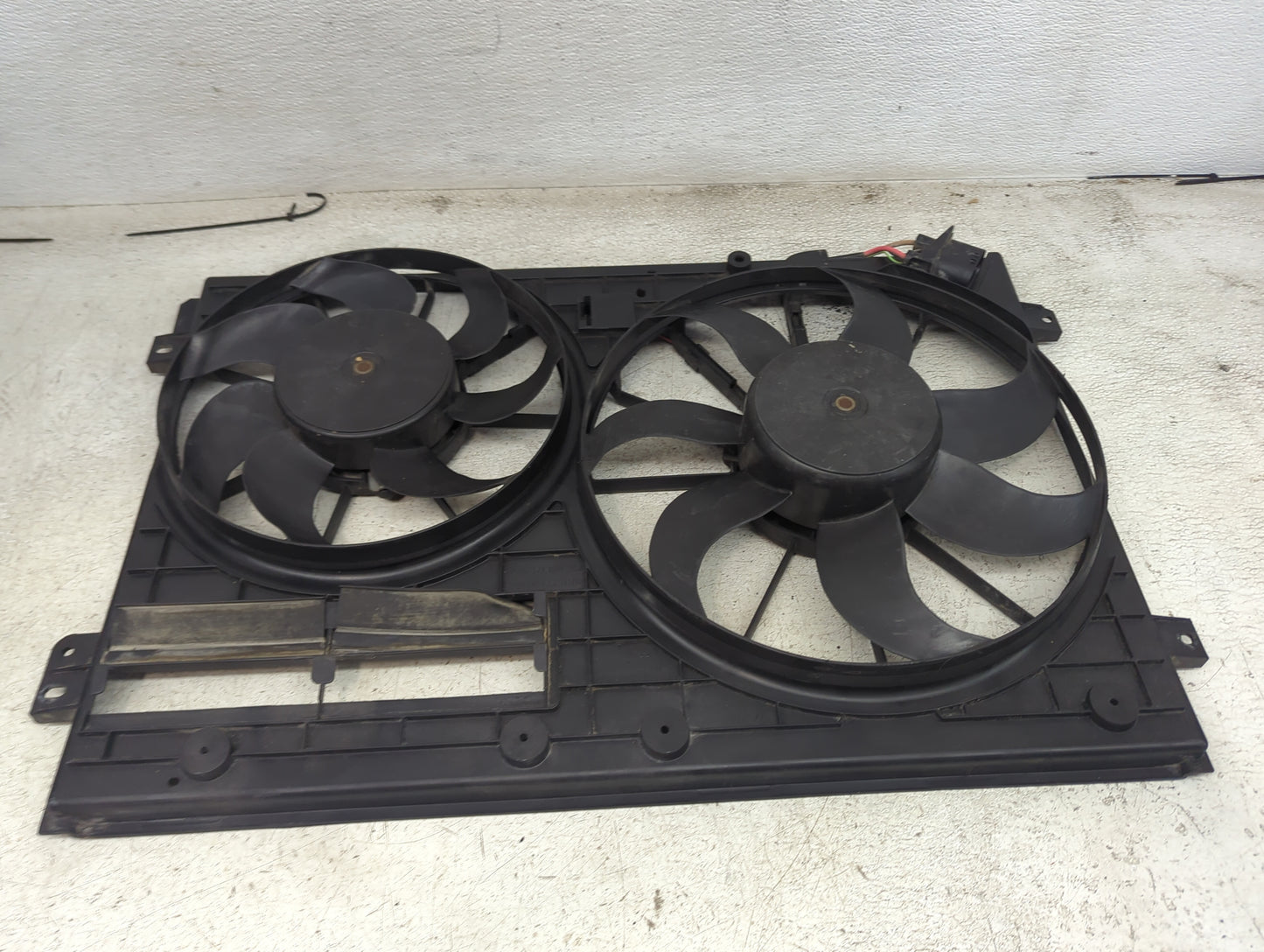 2009-2018 Volkswagen Tiguan Electric Radiator Cooling Fan Motor Assembly P/N:1K0 121 223 Fits OEM Used Auto Parts - Oemuseda