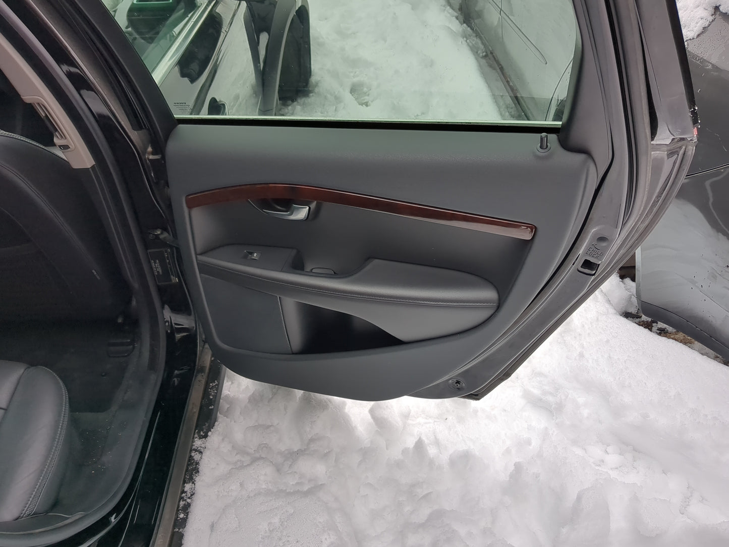 2008-2016 Volvo Xc70 Passenger Rear Door Oem - Oemusedautoparts1.com