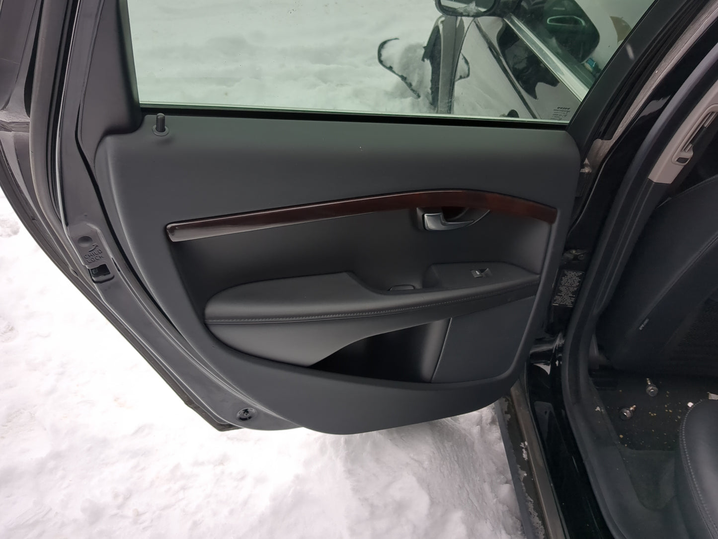 2008-2016 Volvo Xc70 Driver Rear Door Oem - Oemusedautoparts1.com