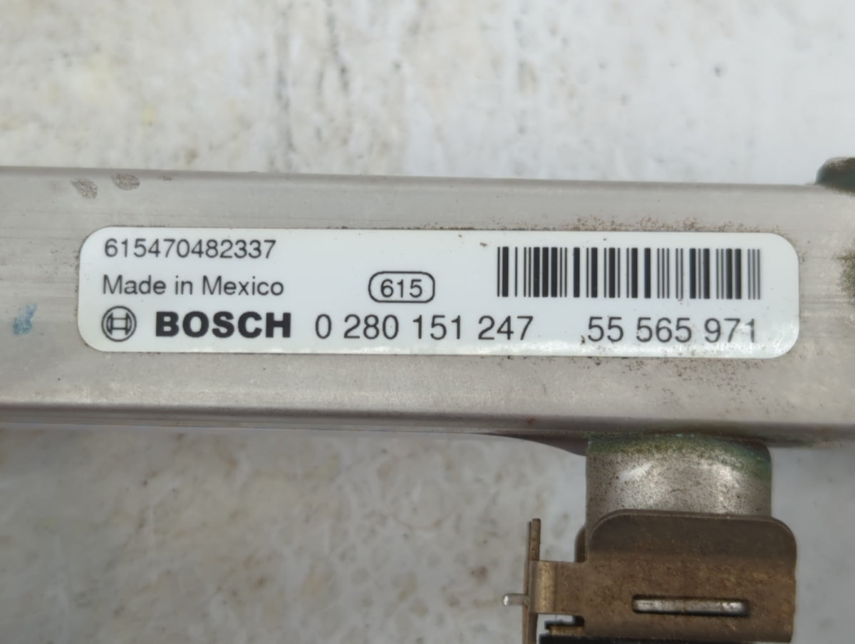 2014 Buick Enclave Fuel Injectors P/N:55 565 971 Fits OEM Used Auto Parts - Oemusedautoparts1.com