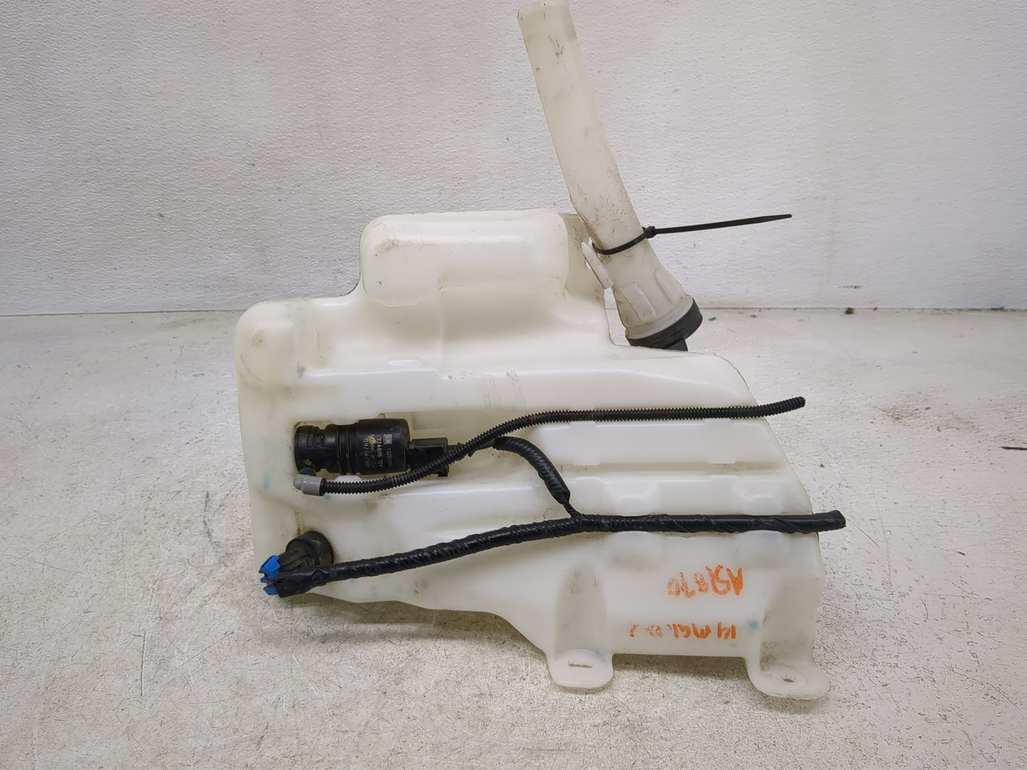 2013-2016 Chevrolet Malibu Windshield Washer Fluid Reservoir Bottle Oem - Oemusedautoparts1.com