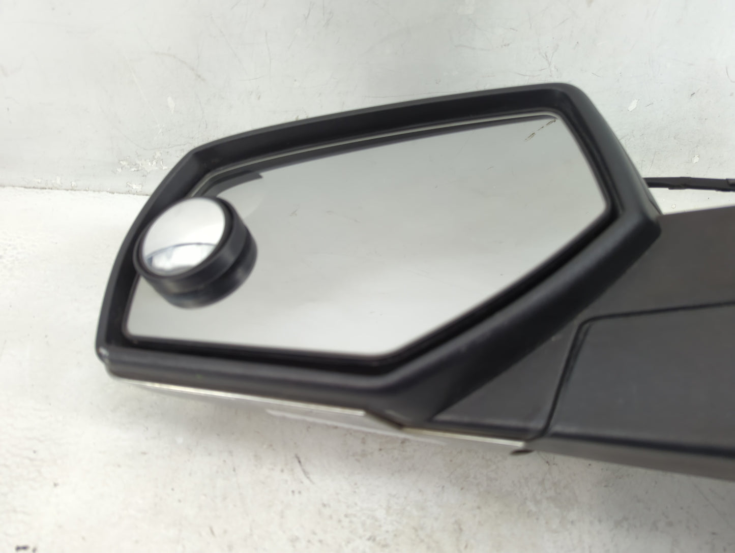 2014-2019 Chevrolet Silverado 1500 Driver Side View Mirror - Left Door Mirror OEM Used - Oemusedautoparts1.com