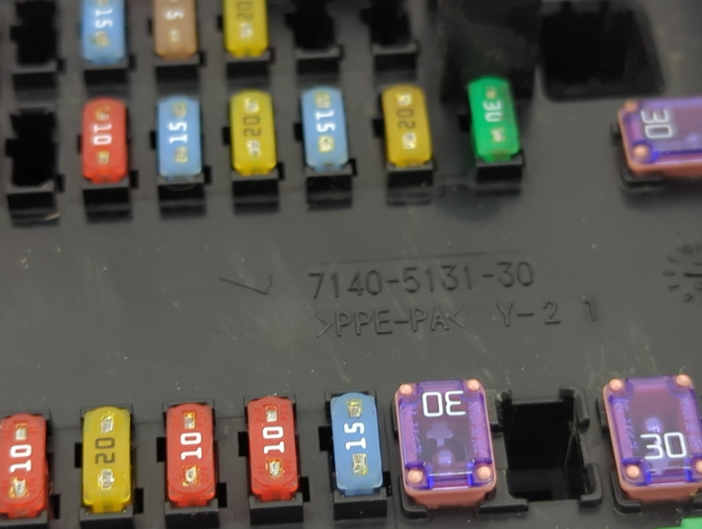 2014 Dodge Durango Fusebox Fuse Box Panel Relay Module P/N:7140-5131-30 68137440AC Fits OEM Used Auto Parts - Oemusedautopar