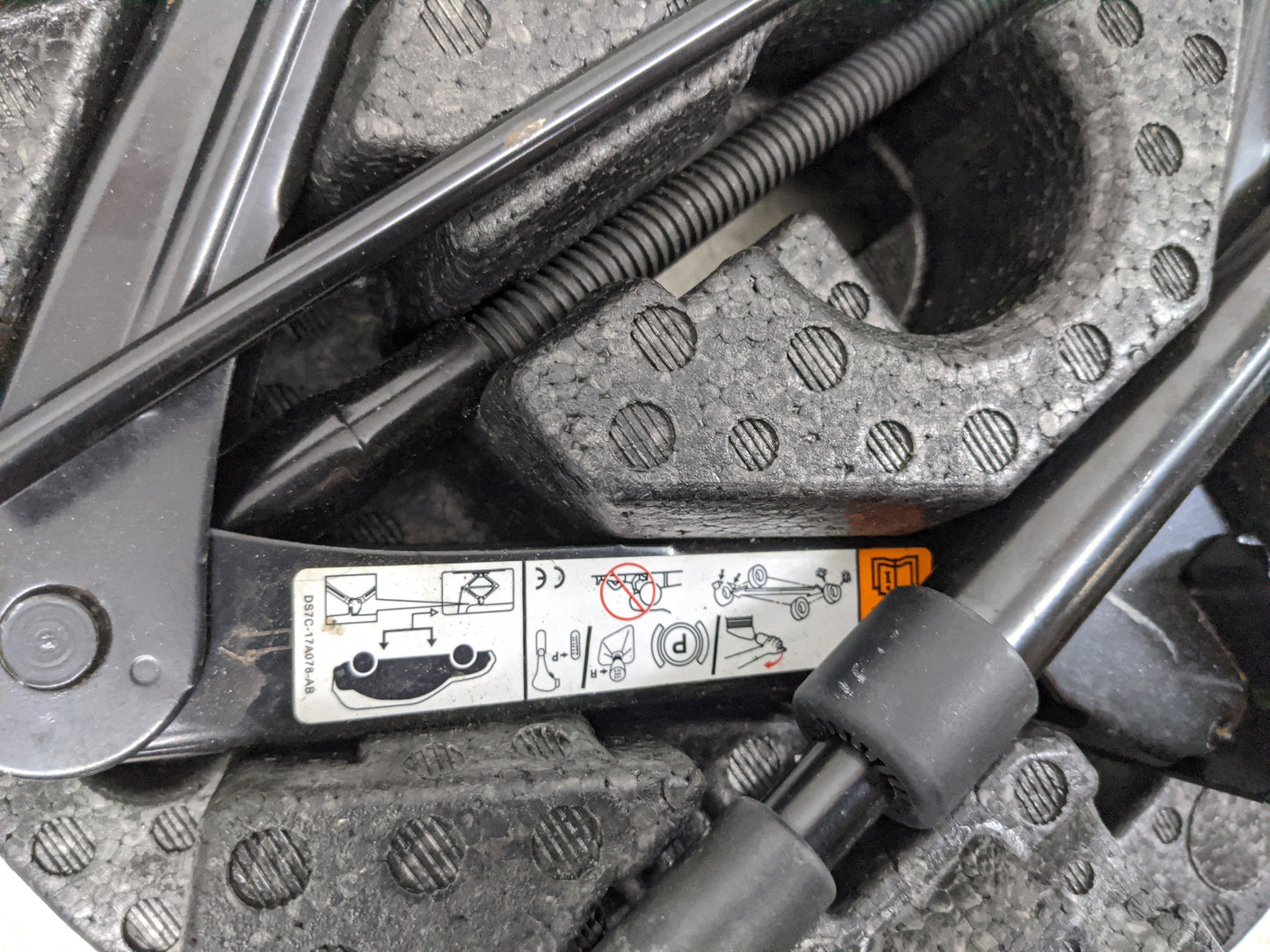 2014 Ford Fusion Spare Scissor Car Jack Black - Oemusedautoparts1.com