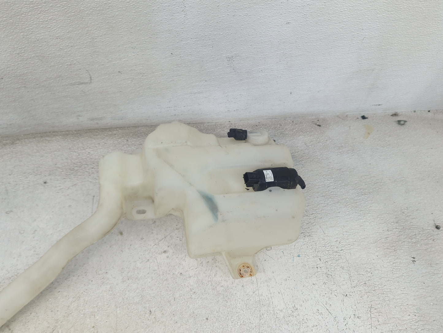 2013-2019 Ford Taurus Windshield Washer Fluid Reservoir Bottle Oem 1473580 - Oemusedautoparts1.com