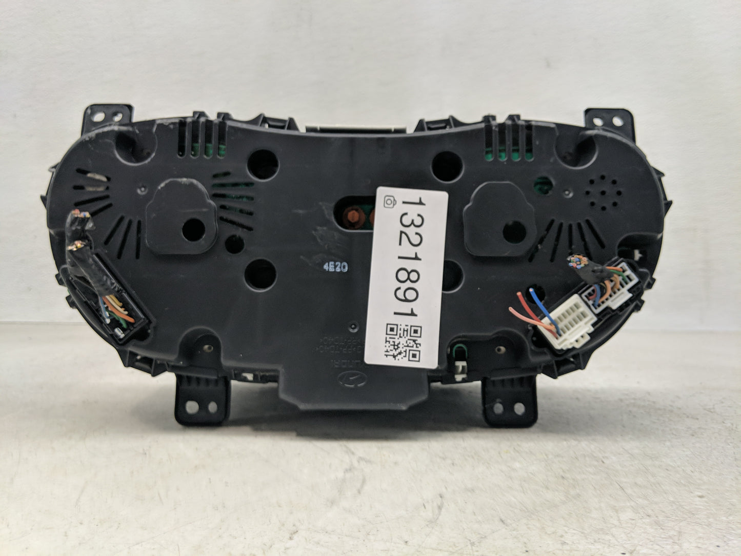 2013-2014 Hyundai Accent Instrument Cluster Speedometer Gauges P/N:94001-1R005 Fits Fits 2013 2014 OEM Used Auto Parts - Oem