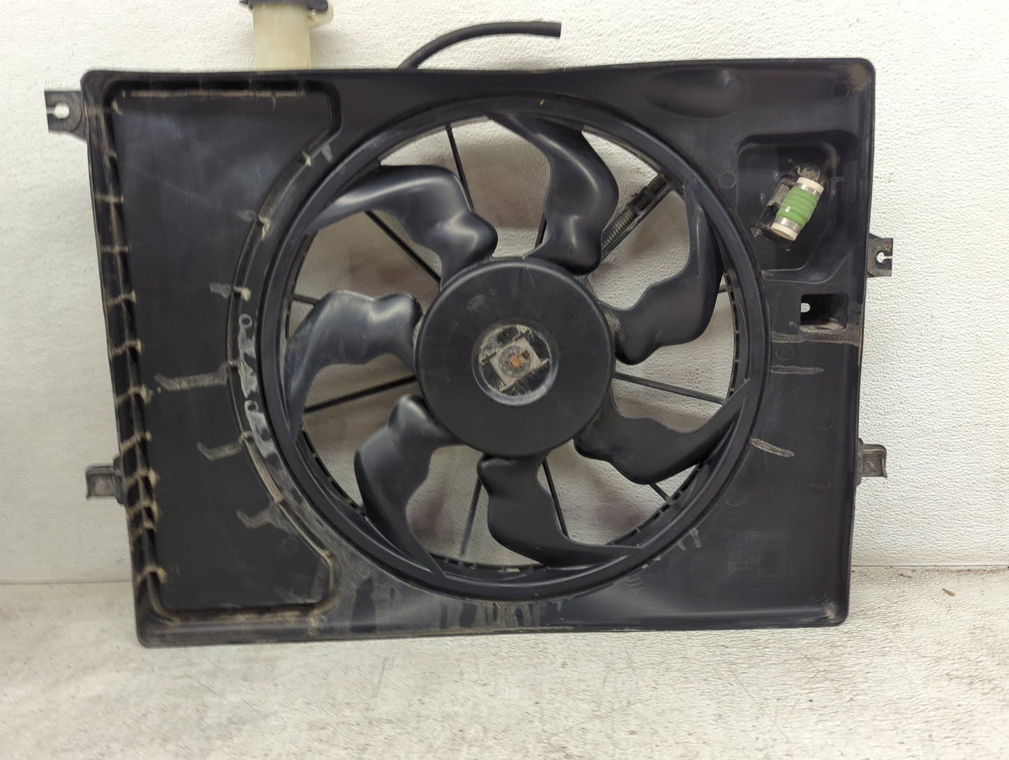 2014-2016 Hyundai Elantra Electric Radiator Cooling Fan Motor Assembly Fits Fits 2014 2015 2016 2017 2018 OEM Used Auto Part