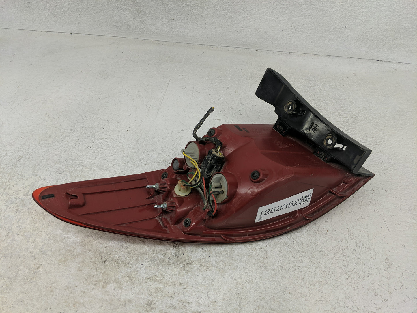 2013-2016 Hyundai Santa Fe Tail Light Assembly Passenger Right OEM Fits Fits 2013 2014 2015 2016 OEM Used Auto Parts - Oemus