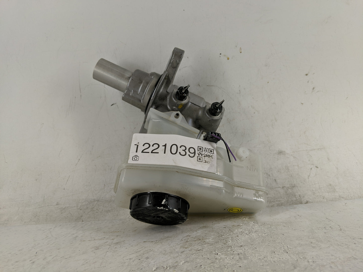 2014-2020 Infiniti Q50 Brake Master Cylinder - Oemusedautoparts1.com