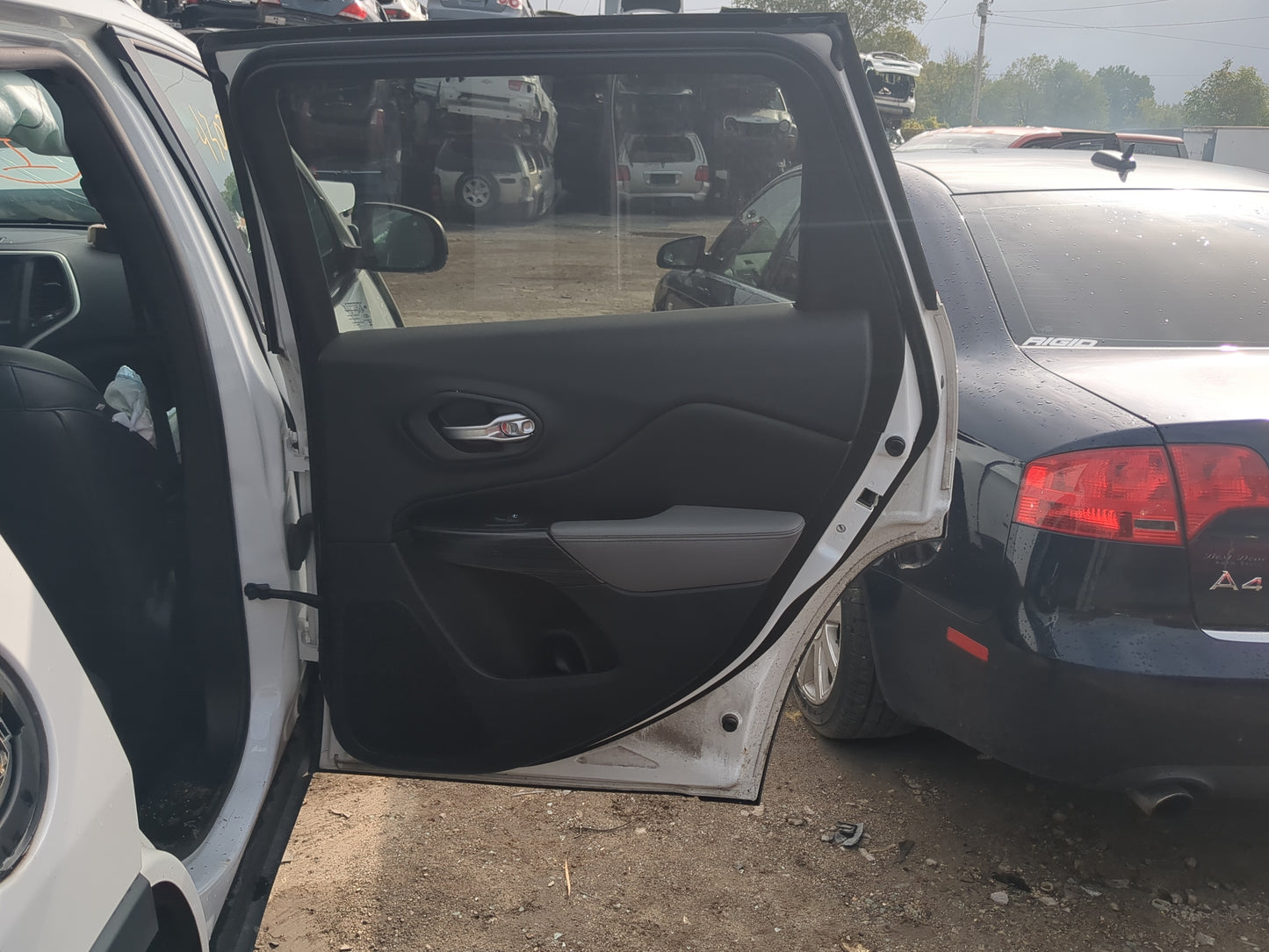 2014-2022 Jeep Cherokee Passenger Rear Door Oem - Oemusedautoparts1.com