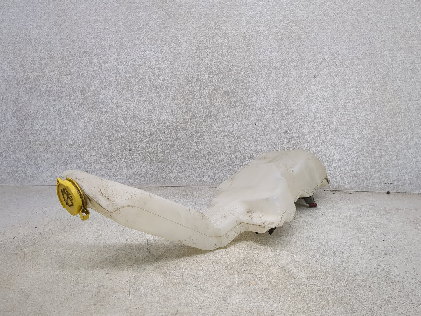 2014-2018 Jeep Cherokee Windshield Washer Fluid Reservoir Bottle Oem 1427426 - Oemusedautoparts1.com