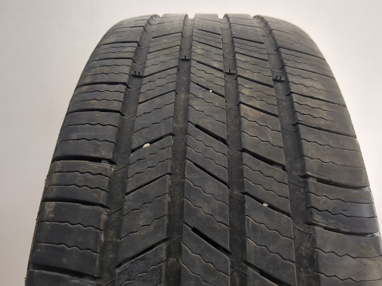 Used Tire 215/55R18 MICHELIN DEFENDER T+H 95H - Tread Depth 8/32 - Oemusedautoparts1.com