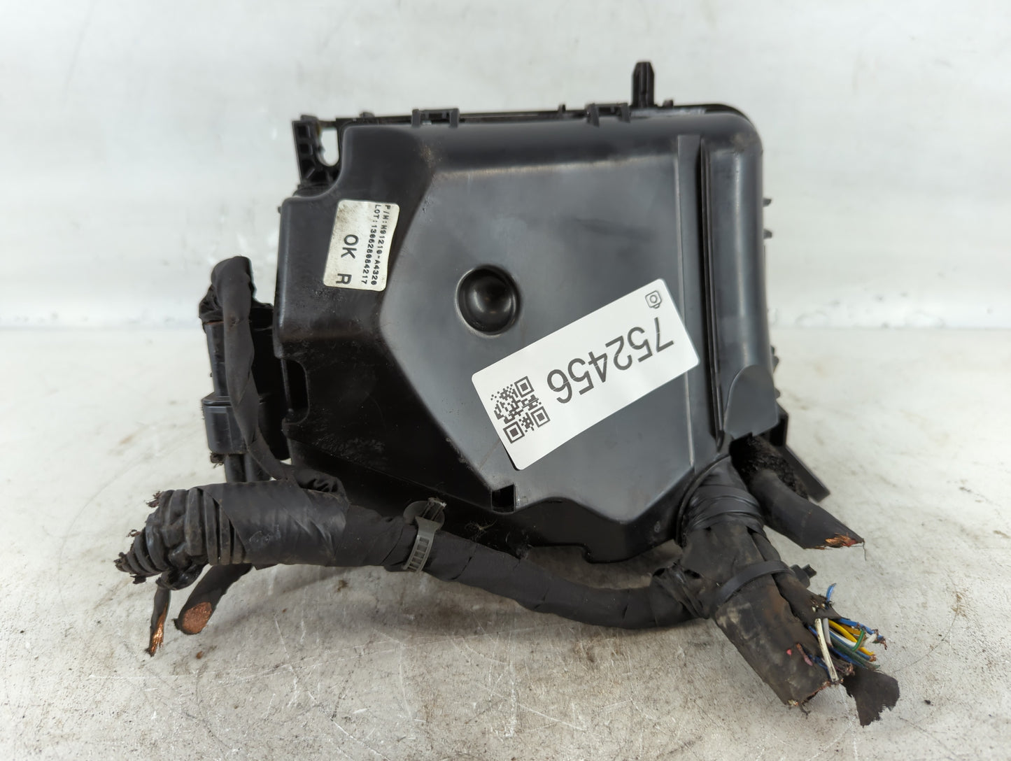 2014-2015 Kia Rondo Fusebox Fuse Box Panel Relay Module P/N:91210 A4320 Fits Fits 2014 2015 OEM Used Auto Parts - Oemusedaut