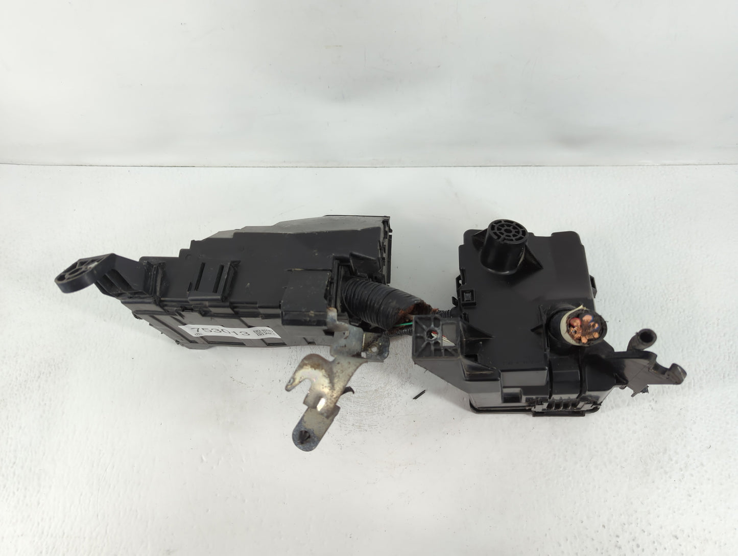 2014 Nissan Pathfinder Fusebox Fuse Box Panel Relay Module P/N:4233 NA2 Fits OEM Used Auto Parts - Oemusedautoparts1.com