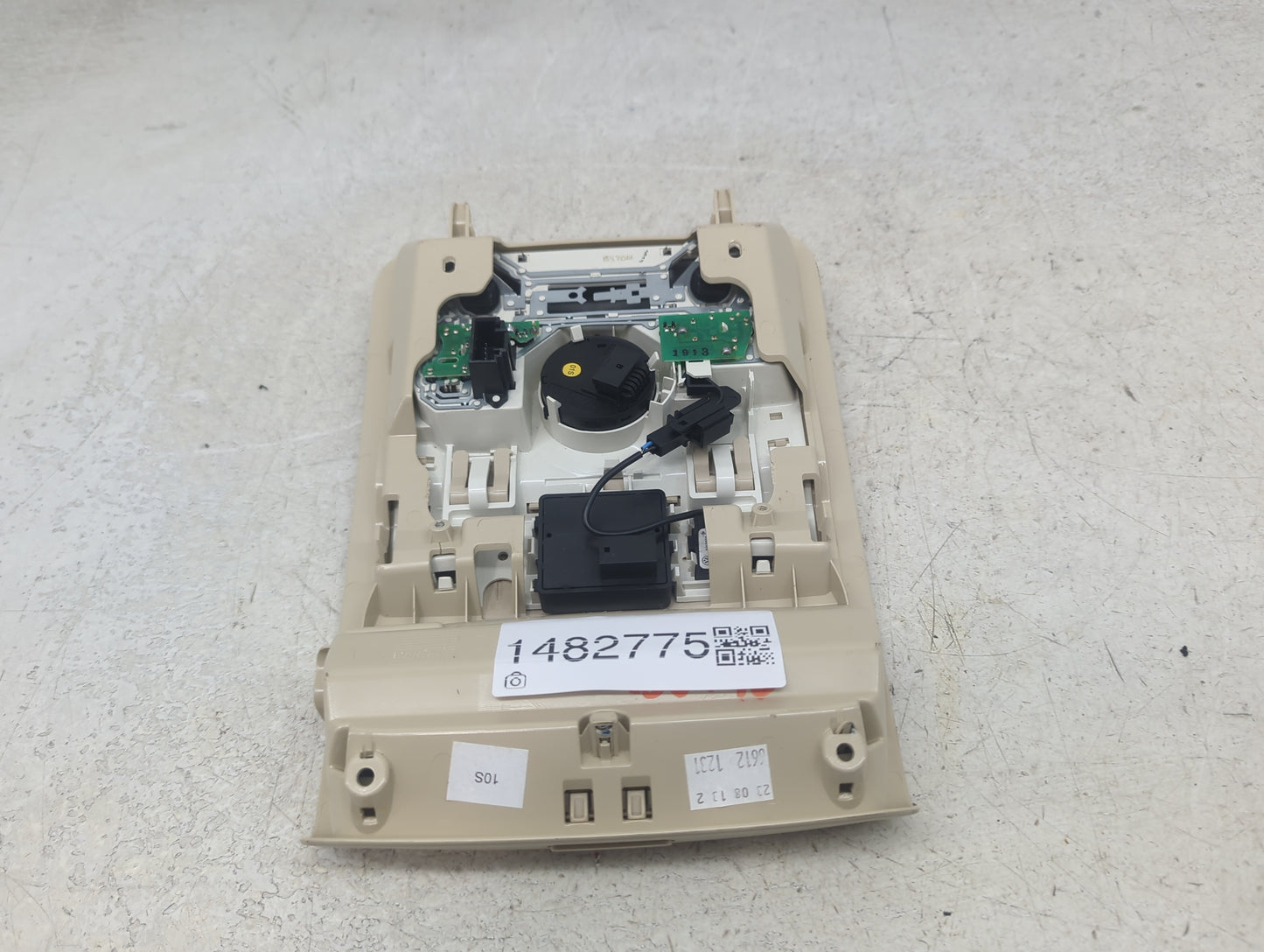 2013-2015 Volkswagen Passat Overhead Roof Console Beige 1482775 - Oemusedautoparts1.com