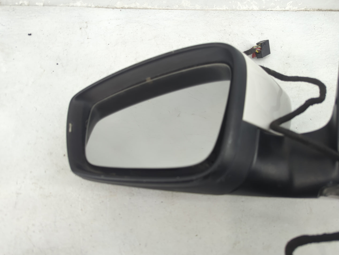 2013-2015 Volkswagen Passat Driver Side View Mirror - Left Door Mirror OEM Used - Oemusedautoparts1.com