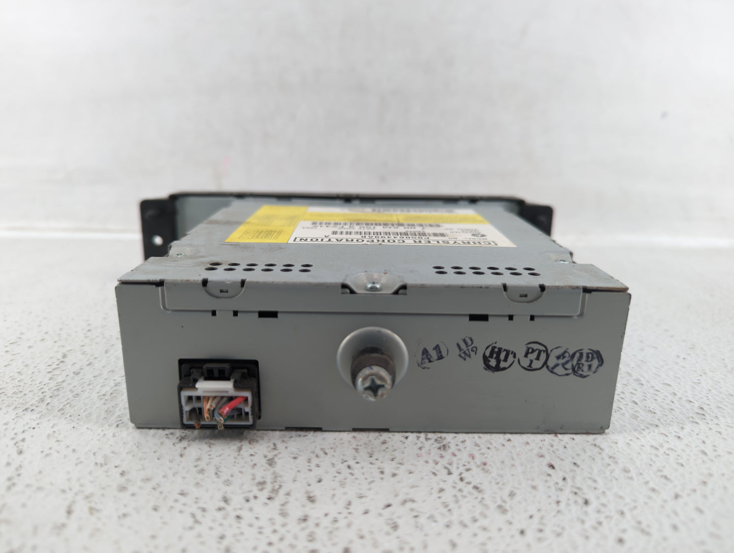 2012-2014 Volkswagen Routan Am Fm Cd Player Radio Receiver - Oemusedautoparts1.com