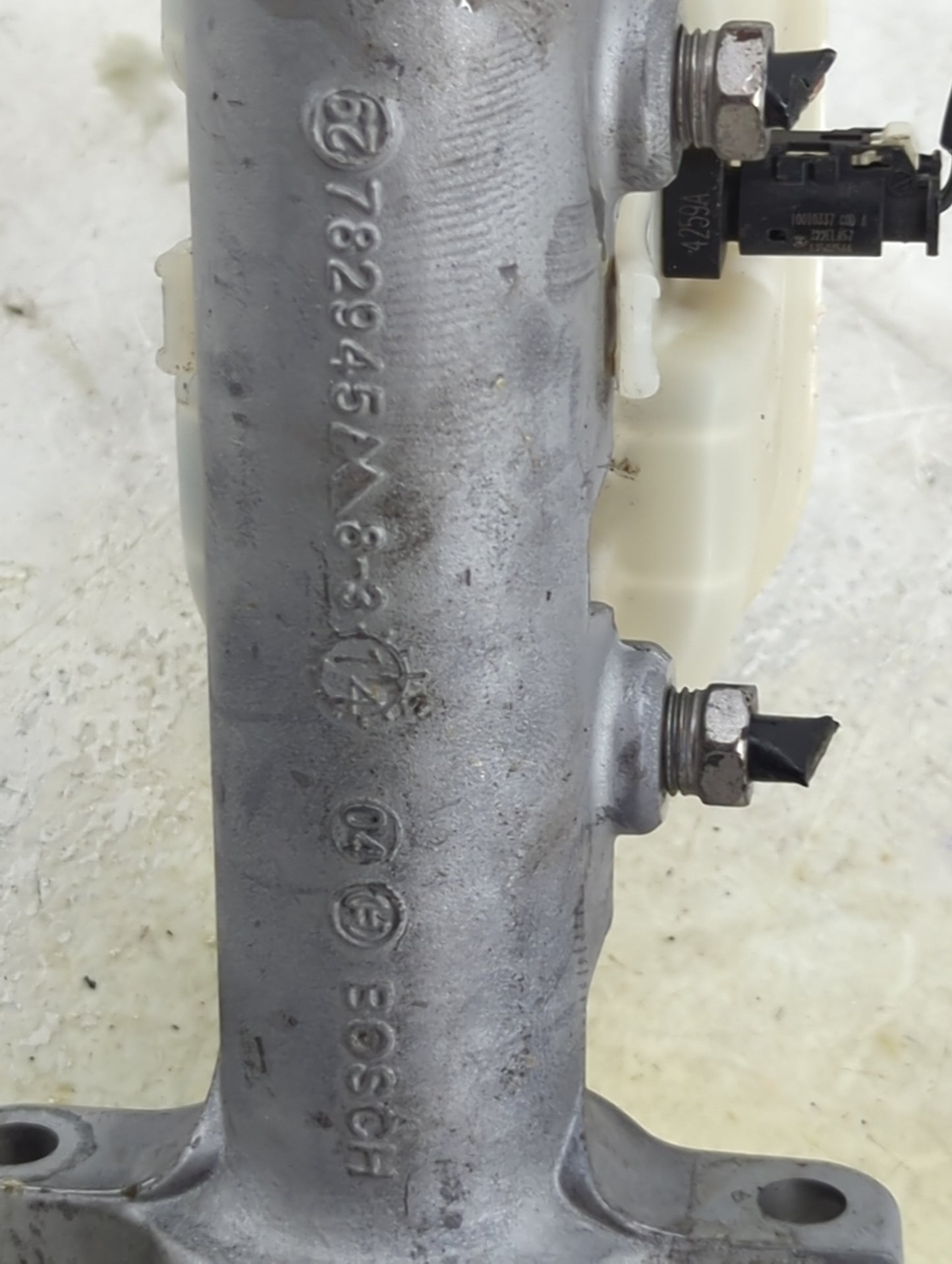 2015-2020 Cadillac Escalade Esv Brake Master Cylinder 1490690 - Oemusedautoparts1.com