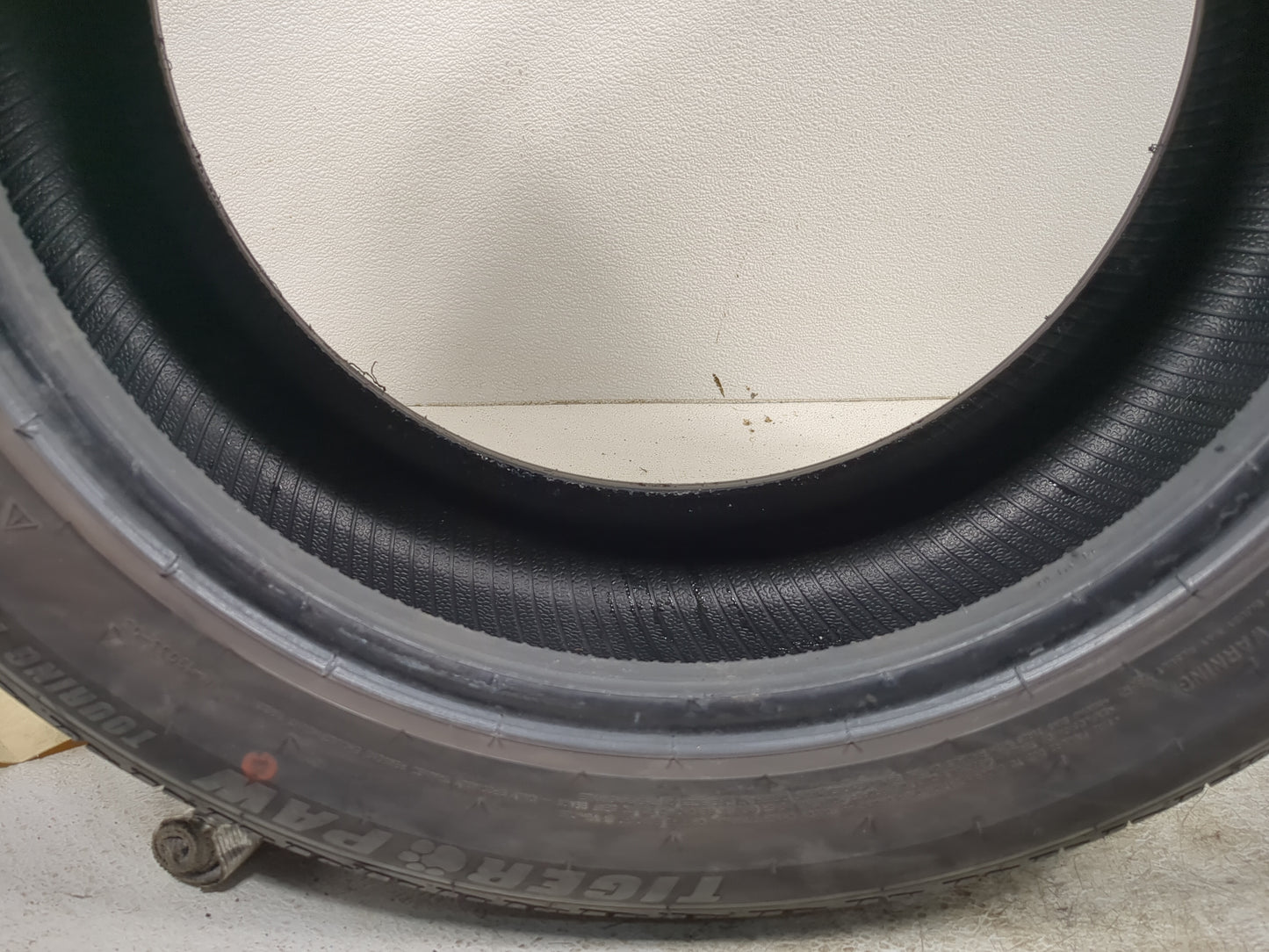 Used Tire 225/50R17 UNIROYAL TIGER PAW TOURING 94V - Tread Depth 9/32 - Oemusedautoparts1.com