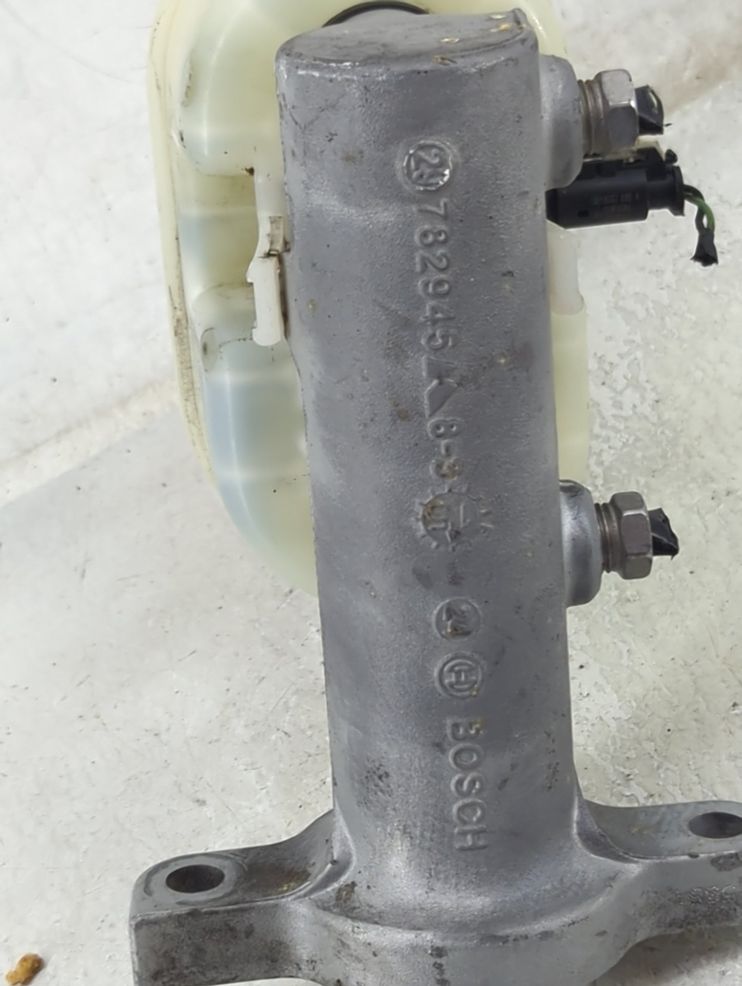 2014-2019 Chevrolet Silverado 1500 Brake Master Cylinder 1490901 - Oemusedautoparts1.com