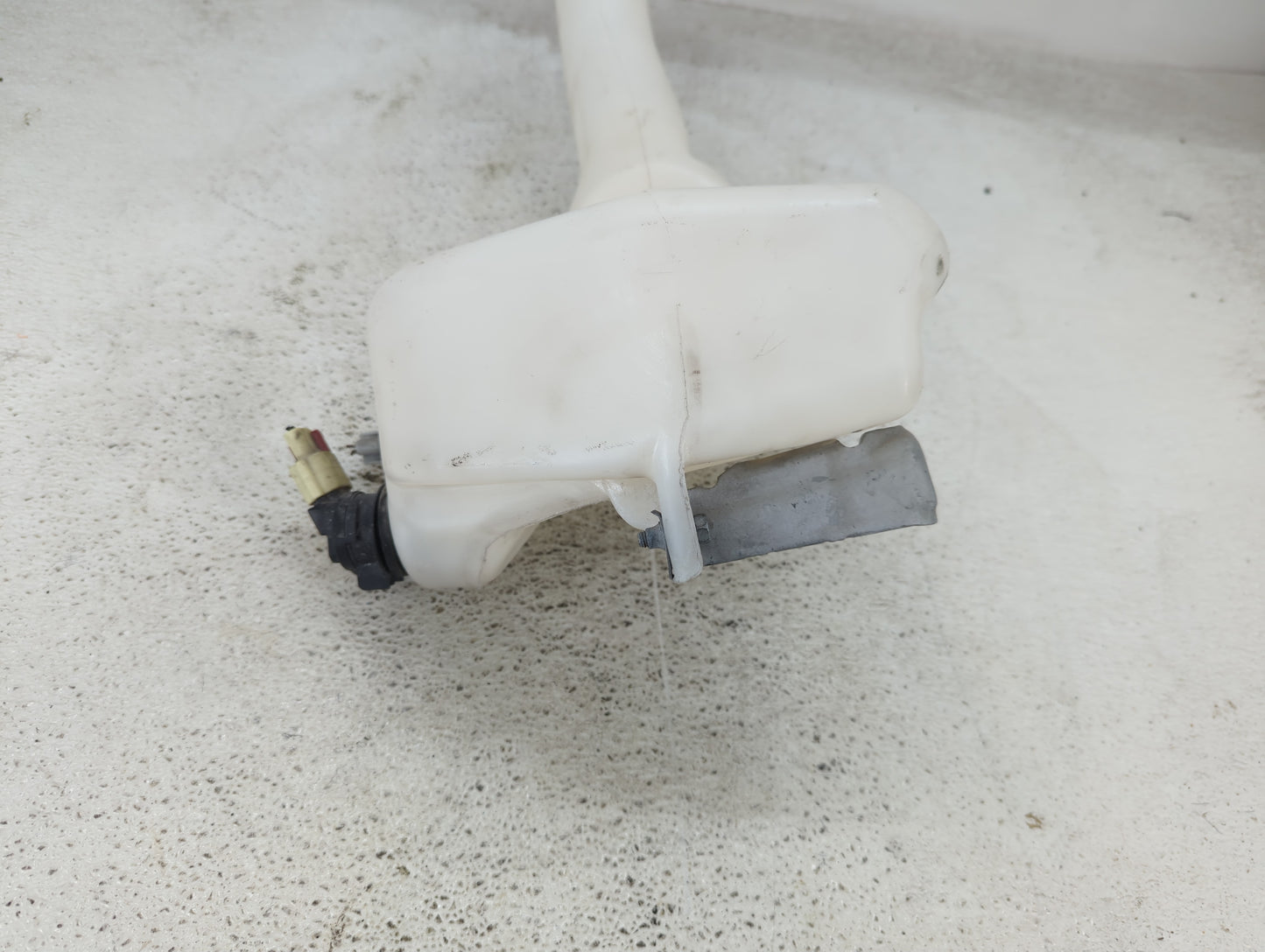 2011-2022 Chrysler 300 Windshield Washer Fluid Reservoir Bottle Oem - Oemusedautoparts1.com