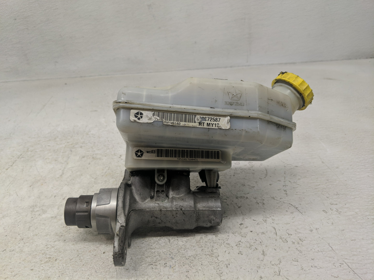 2012-2016 Chrysler Town & Country Brake Master Cylinder 1302312 - Oemusedautoparts1.com