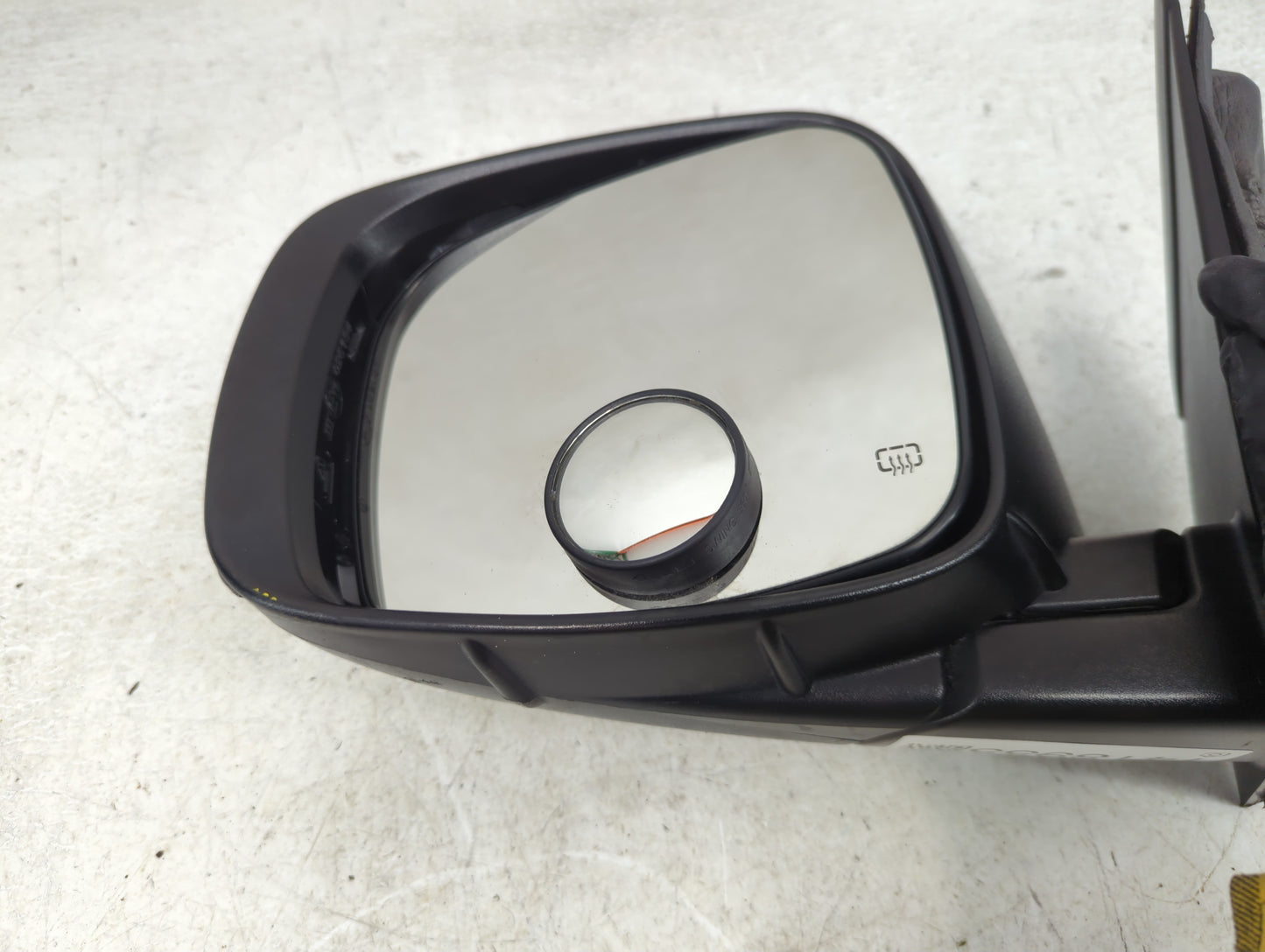 2011-2016 Chrysler Town & Country Driver Side View Mirror - Left Door Mirror OEM Used - Oemusedautoparts1.com