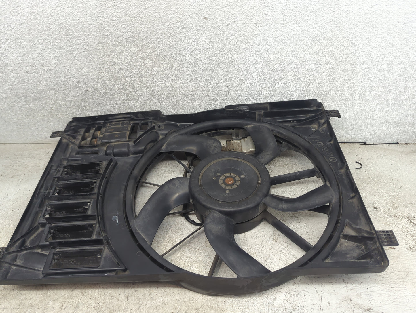 2013-2016 Ford Escape Electric Radiator Cooling Fan Motor Assembly P/N:CV61-8C607-HB 0130308475 Fits Fits 2013 2014 2015 201