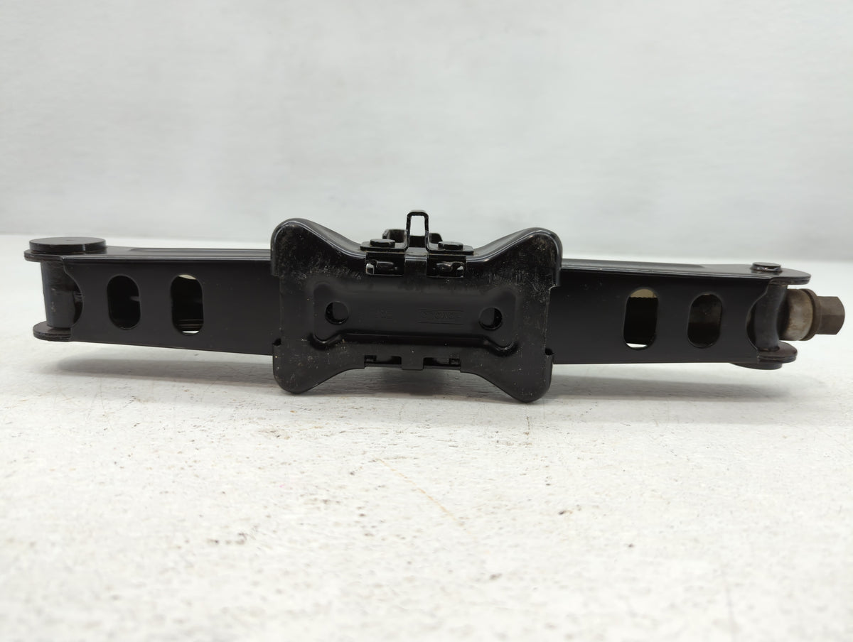2015 Ford Fusion Spare Scissor Car Jack 735242 - Oemusedautoparts1.com