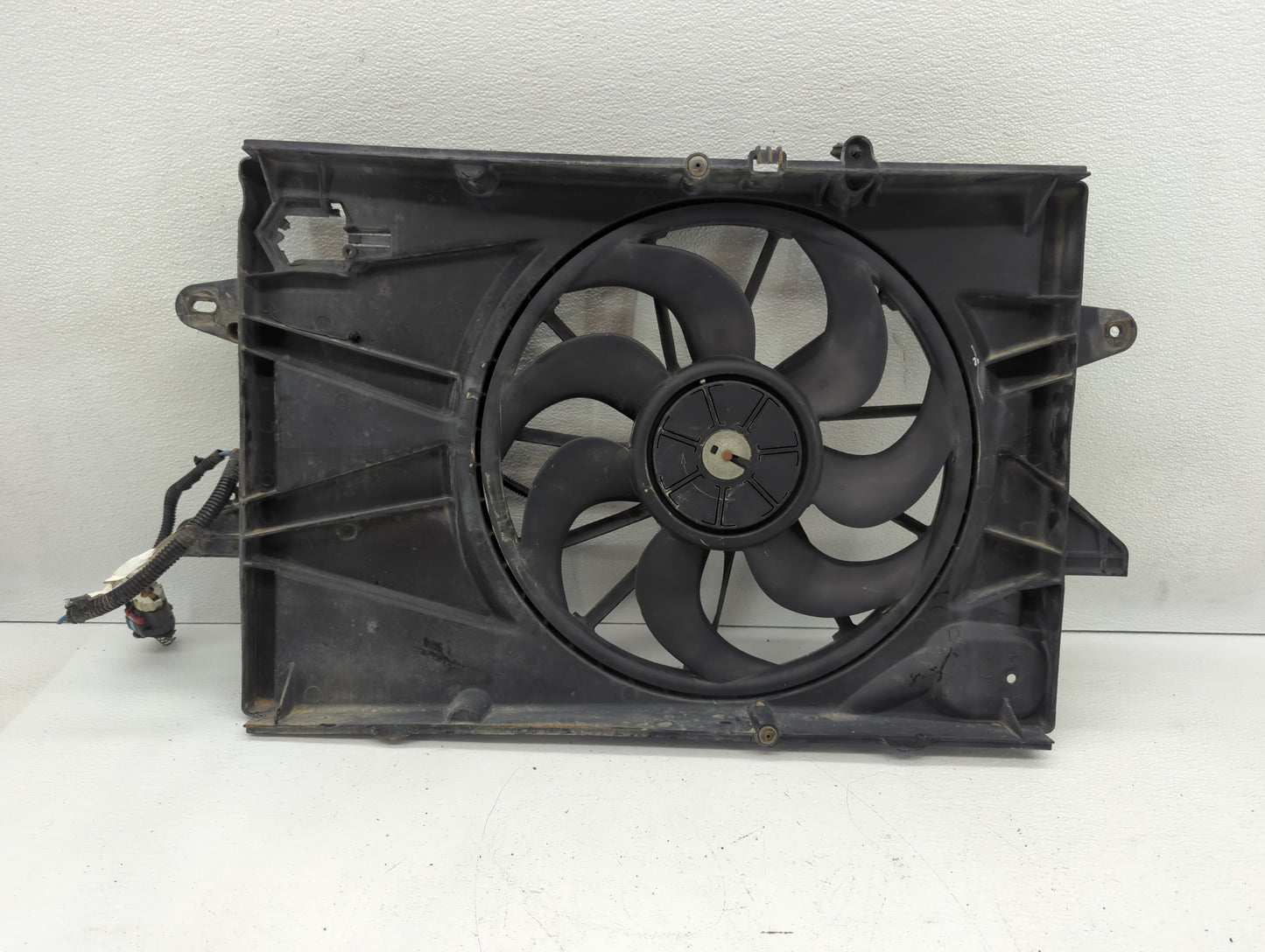 2010-2017 Gmc Terrain Left Radiator Fan Motor Assembly Black 617357 - Oemusedautoparts1.com