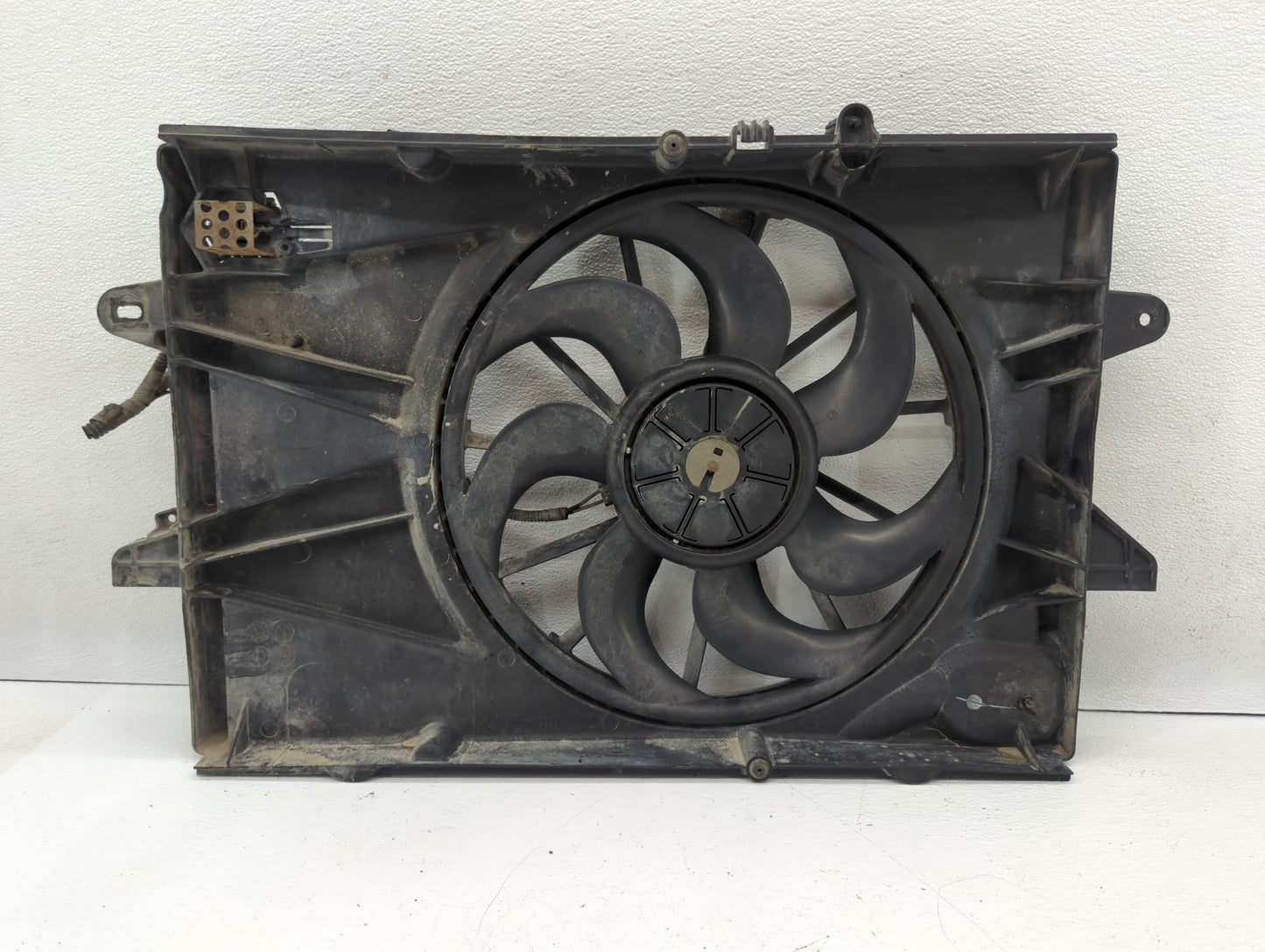 2010-2017 Gmc Terrain Left Radiator Fan Motor Assembly Black 617360 - Oemusedautoparts1.com