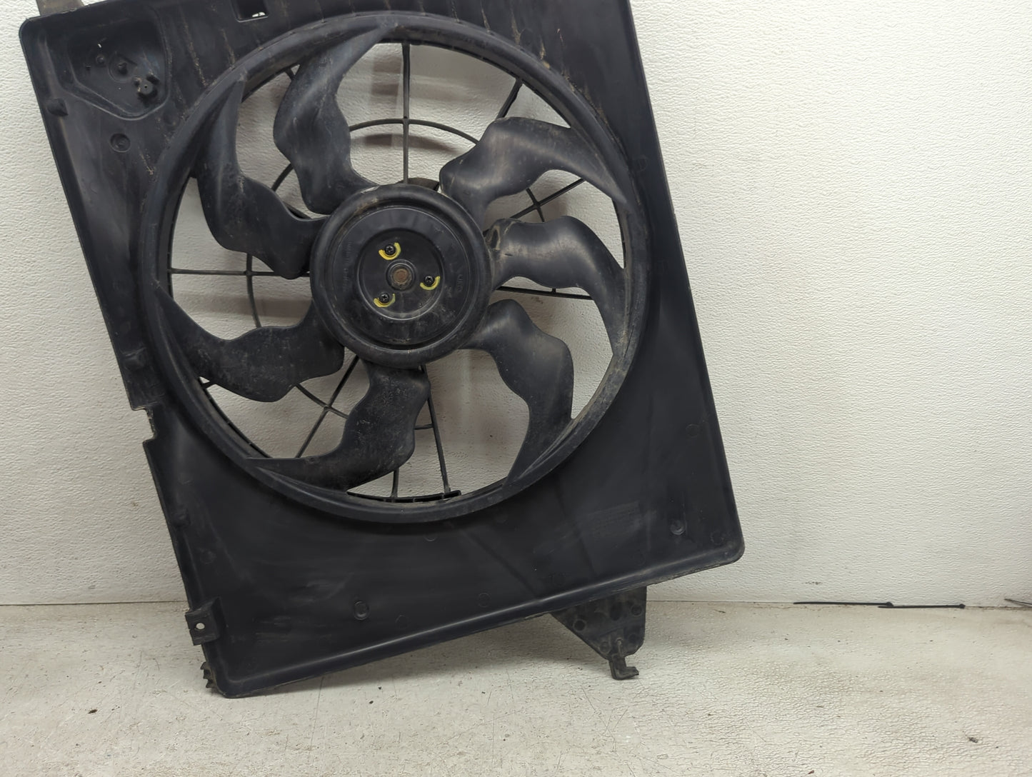 2013-2018 Hyundai Santa Fe Electric Radiator Cooling Fan Motor Assembly Fits Fits 2013 2014 2015 2016 2017 2018 OEM Used Aut