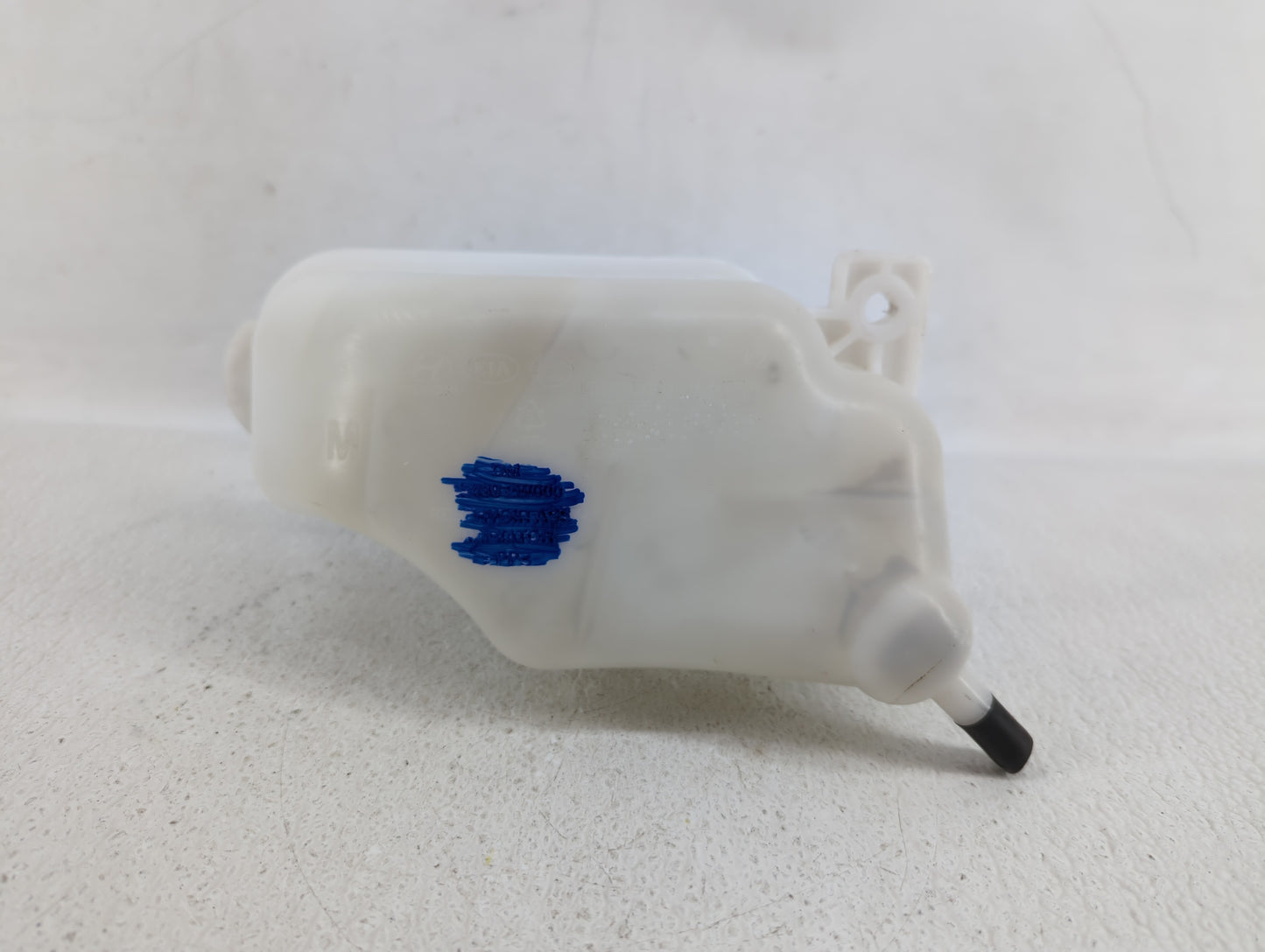 2013 Hyundai Santa Fe Radiator Coolant Overflow Expansion Tank Bottle - Oemusedautoparts1.com