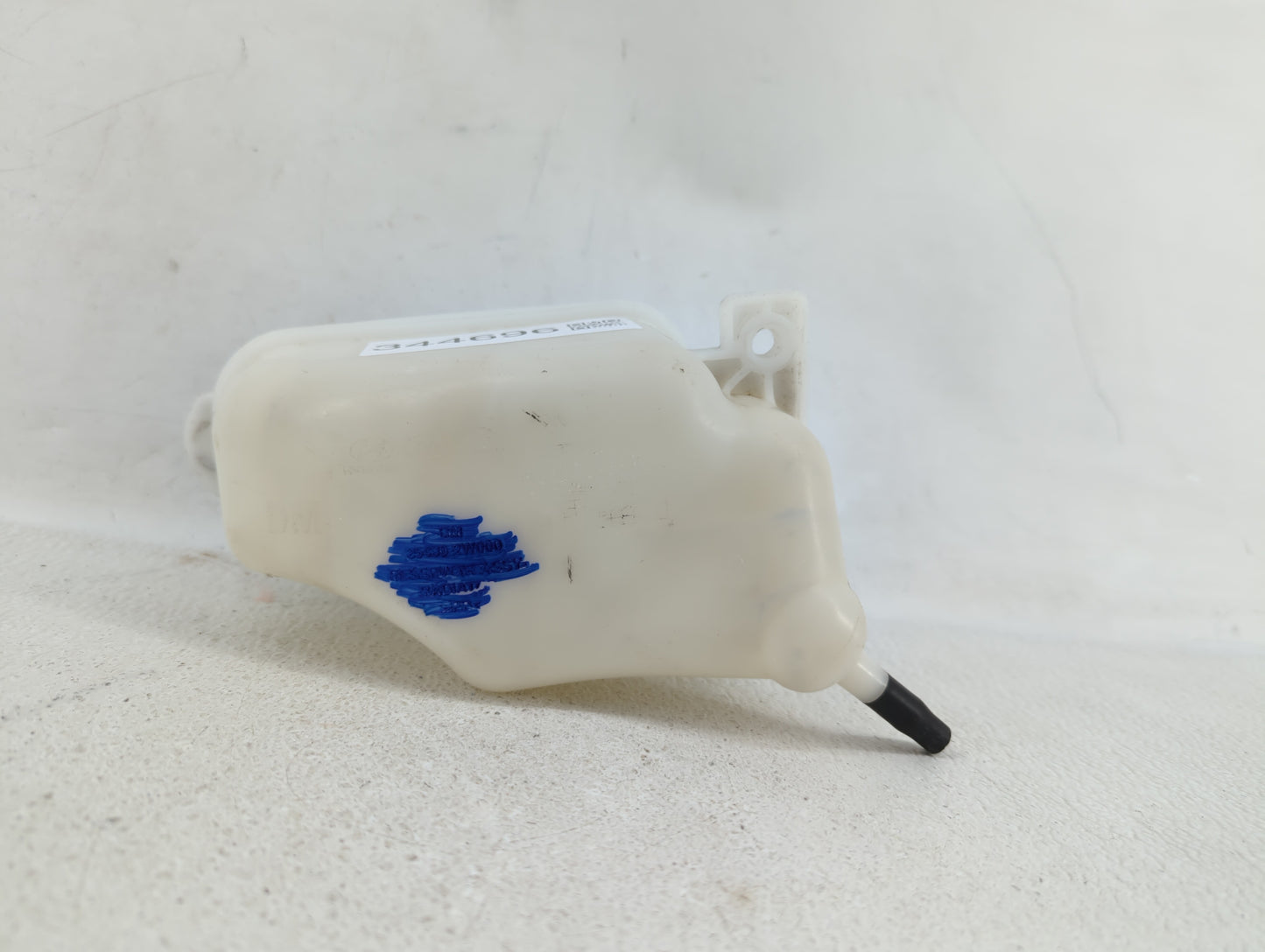 2013 Hyundai Santa Fe Radiator Coolant Overflow Expansion Tank Bottle - Oemusedautoparts1.com
