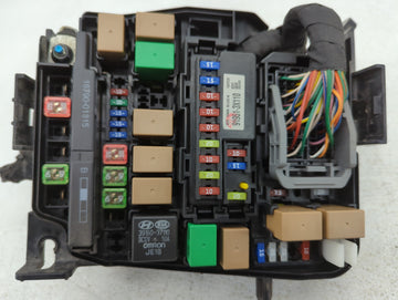 2014-2015 Kia Rondo Fusebox Fuse Box Panel Relay Module P/N:91210 A4240 Fits Fits 2014 2015 OEM Used Auto Parts