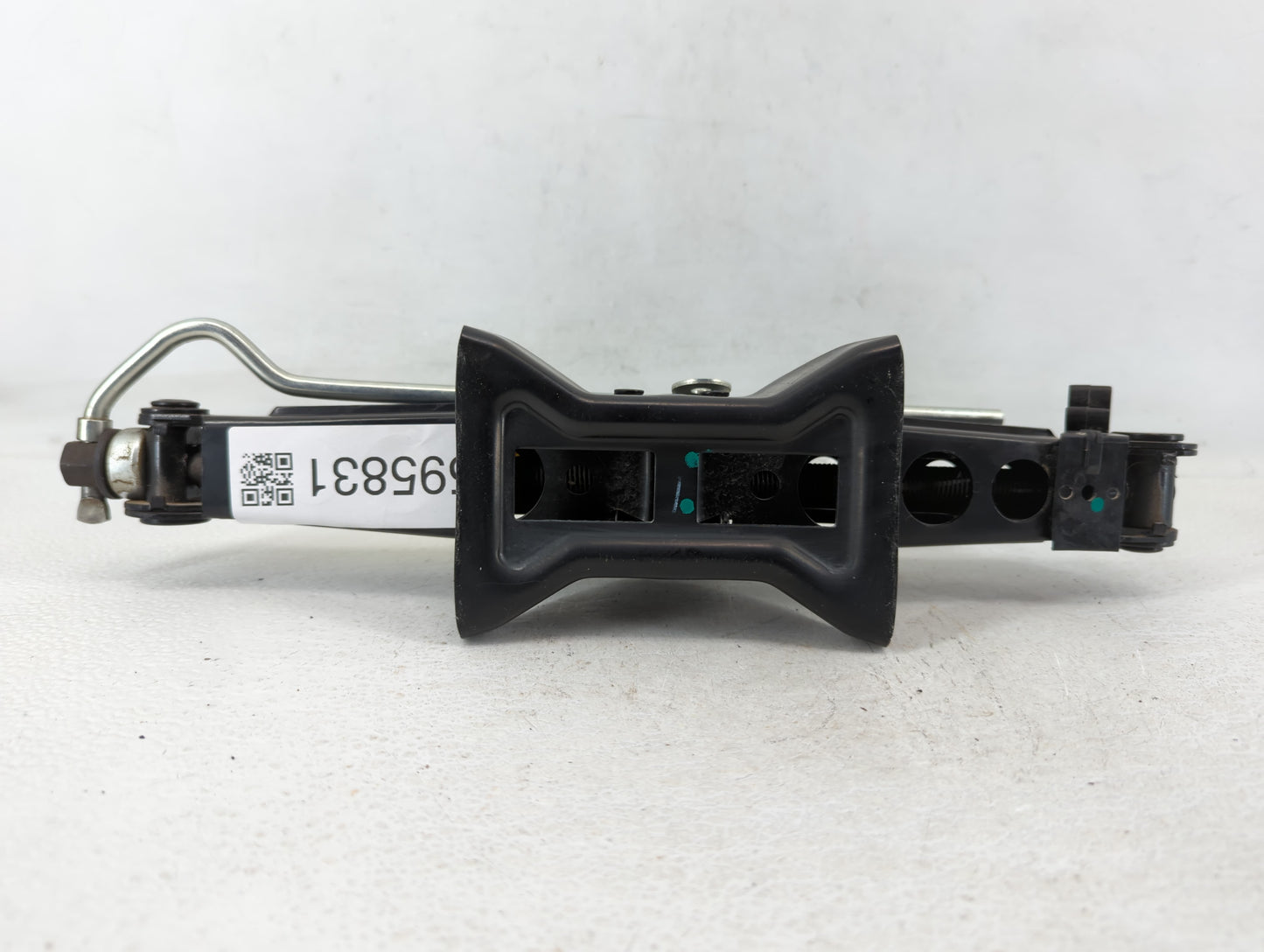 2015 Land Rover Discovery Sport Spare Scissor Car Jack - Oemusedautoparts1.com