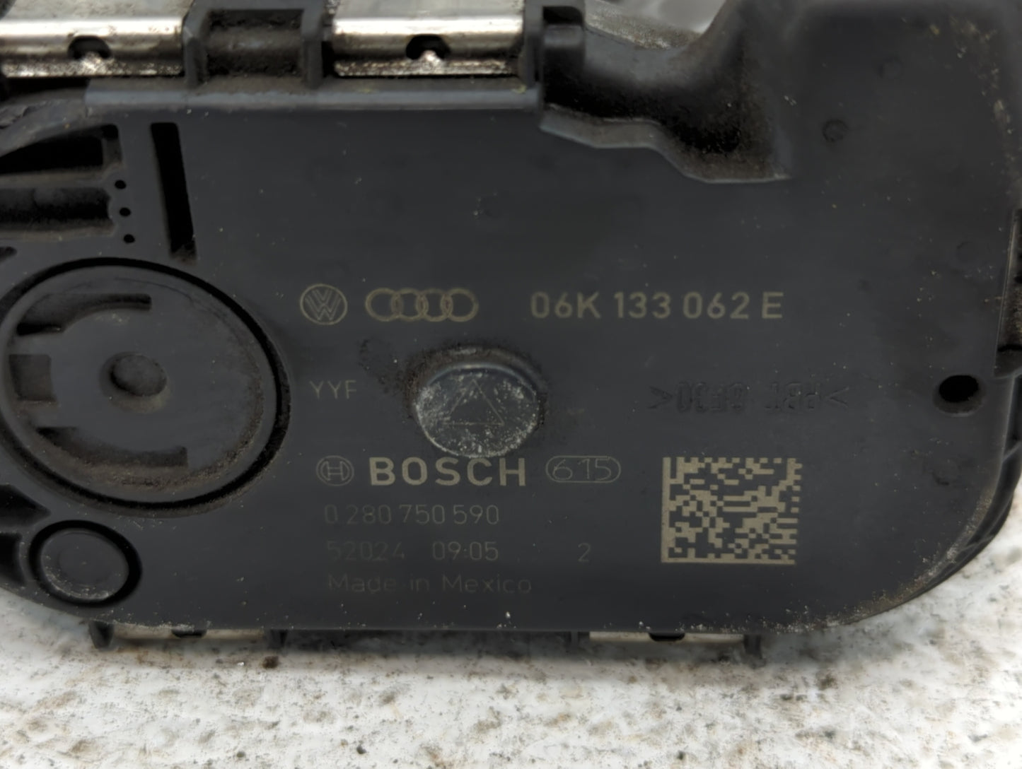 2014-2017 Volkswagen Jetta Throttle Body P/N:06K 133 062 E Fits Fits 2014 2015 2016 2017 OEM Used Auto Parts - Oemusedautopa